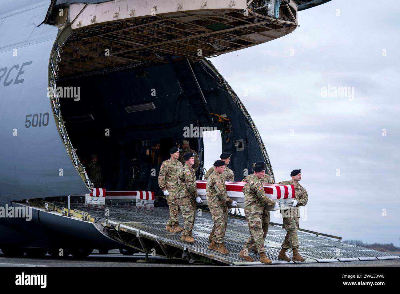 Dover, Usa. Februar 2024. Ein Carry-Team der US-Armee trägt das Verteilergetriebe mit den Überresten von Army Sgt. William Rivers während eines würdevollen Transfers auf der Dover Air Force Base in Dover, Delaware am Freitag, den 2. Februar 2024. Flusses war einer von drei amerikanischen Soldaten, die diese Woche in Jordanien bei einem Drohnenangriff getötet wurden, der von den Iranern unterstützten militanten Gruppen zugeschrieben wurde. Foto: Bonnie Cash/UPI Credit: UPI/Alamy Live News Stockfoto