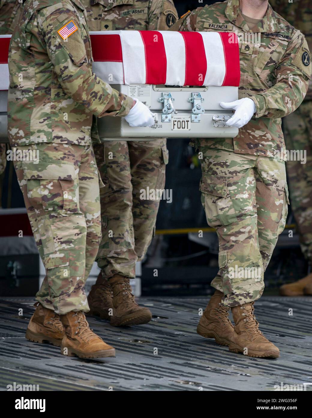 Dover, Usa. Februar 2024. Ein Carry-Team der US-Armee trägt das Verteilergetriebe mit den Überresten von Armeesegent Breonna Moffett während einer würdevollen Verlegung auf der Dover Air Force Base in Dover, Delaware am Freitag, den 2. Februar 2024. Moffett war einer von drei amerikanischen Soldaten, die diese Woche in Jordanien bei einem Drohnenangriff getötet wurden, der iranischen militanten Gruppen zugeschrieben wurde. Foto: Bonnie Cash/UPI Credit: UPI/Alamy Live News Stockfoto