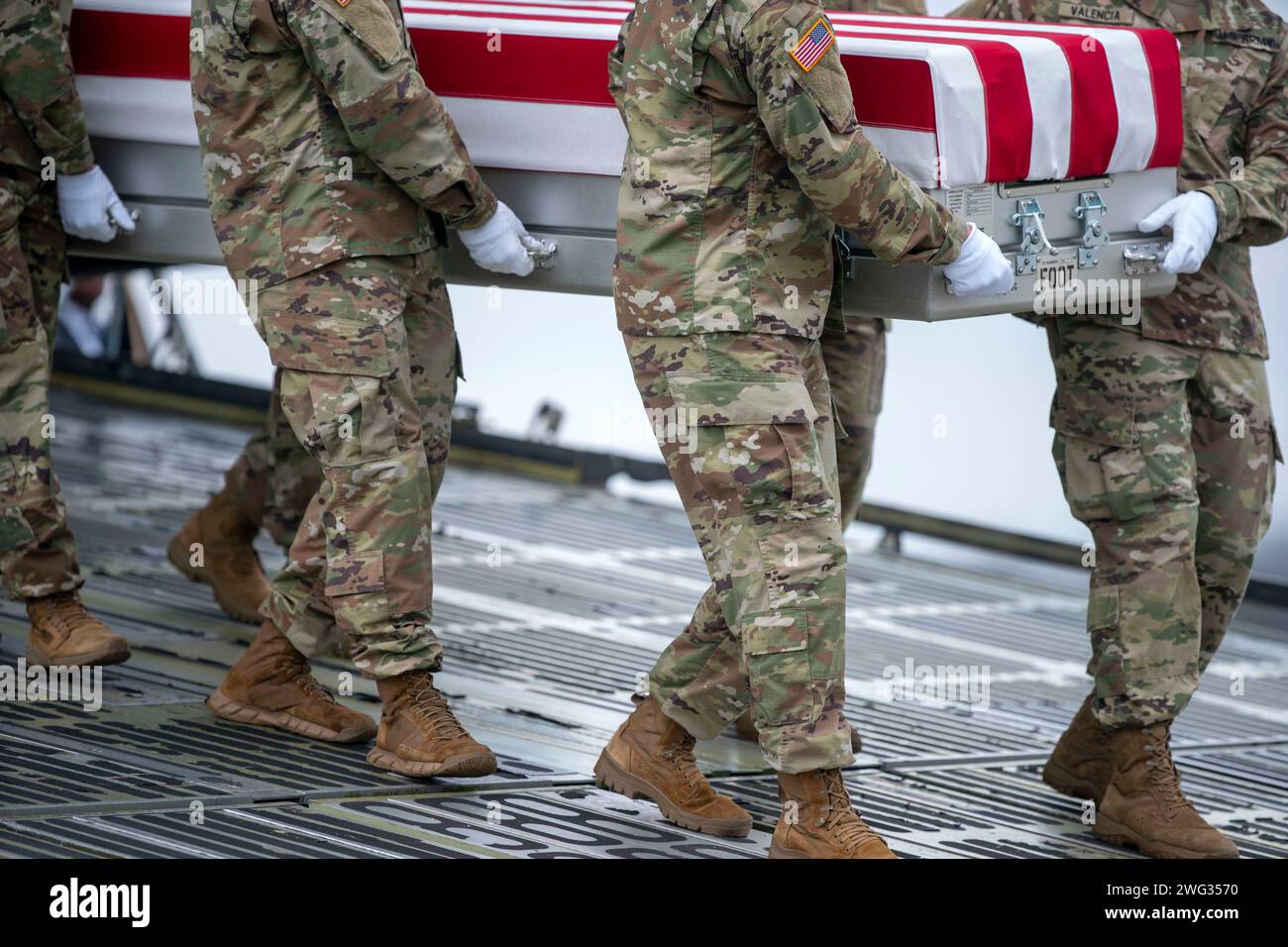Dover, Usa. Februar 2024. Ein Carry-Team der US-Armee trägt das Verteilergetriebe mit den Überresten von Armeesegent Breonna Moffett während einer würdevollen Verlegung auf der Dover Air Force Base in Dover, Delaware am Freitag, den 2. Februar 2024. Moffett war einer von drei amerikanischen Soldaten, die diese Woche in Jordanien bei einem Drohnenangriff getötet wurden, der iranischen militanten Gruppen zugeschrieben wurde. Foto: Bonnie Cash/UPI Credit: UPI/Alamy Live News Stockfoto