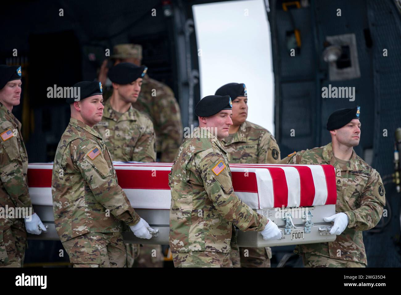 Dover, Usa. Februar 2024. Ein Carry-Team der US-Armee trägt das Verteilergetriebe mit den Überresten von Armeesegent Breonna Moffett während einer würdevollen Verlegung auf der Dover Air Force Base in Dover, Delaware am Freitag, den 2. Februar 2024. Moffett war einer von drei amerikanischen Soldaten, die diese Woche in Jordanien bei einem Drohnenangriff getötet wurden, der iranischen militanten Gruppen zugeschrieben wurde. Foto: Bonnie Cash/UPI Credit: UPI/Alamy Live News Stockfoto