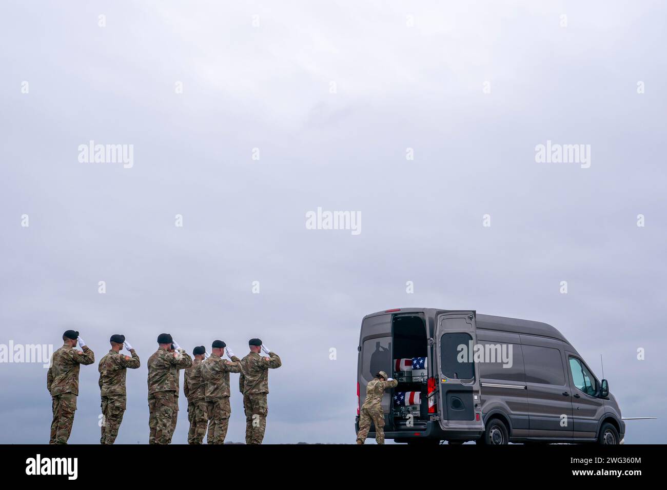 Dover, USA. Februar 2024. Ein U.S. Army Carry Team salutt Flag drapierte Verteilerkästen mit den Überresten von Gefallenen der US Army Sgt. William Rivers, Sgt. Breonna Moffett und Sgt. Kennedy Sanders auf der Dover Air Force Base, Del., Freitag, 2. Februar 2024. William Rivers, Breonna Moffett und Kennedy Sanders wurden getötet und 40 weitere Militärangehörige wurden bei einem Drohnenangriff in Jordanien verletzt. (Foto: Nathan Howard/SIPA USA) Credit: SIPA USA/Alamy Live News Stockfoto
