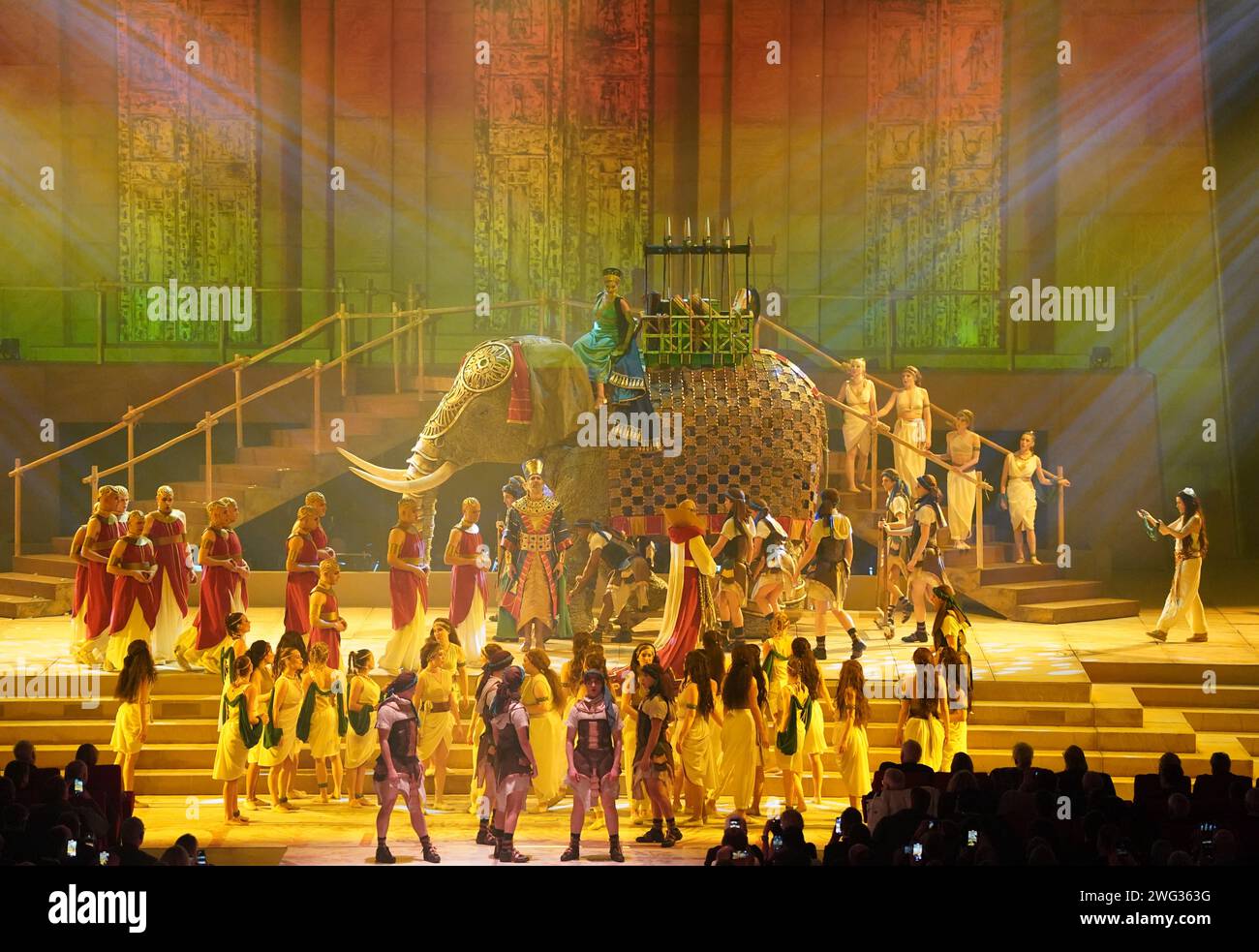 Hamburg, Deutschland. Februar 2024. Die Sänger, Tänzer und das Orchester treten auf der Bühne der Barclays Arena während der Uraufführung der neu inszenierten Arenaoper „Aida“ von Giuseppe Verdi auf. Das Ensemble umfasst insgesamt mehr als 250 Teilnehmer. Quelle: Marcus Brandt/dpa/Alamy Live News Stockfoto