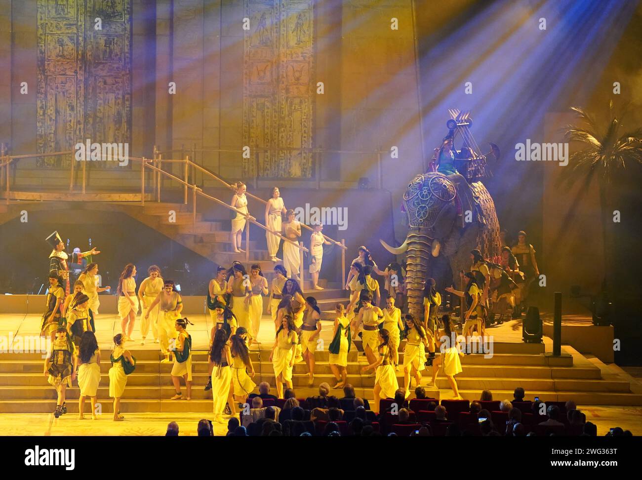 Hamburg, Deutschland. Februar 2024. Die Sänger, Tänzer und das Orchester treten auf der Bühne der Barclays Arena während der Uraufführung der neu inszenierten Arenaoper „Aida“ von Giuseppe Verdi auf. Das Ensemble umfasst insgesamt mehr als 250 Teilnehmer. Quelle: Marcus Brandt/dpa/Alamy Live News Stockfoto