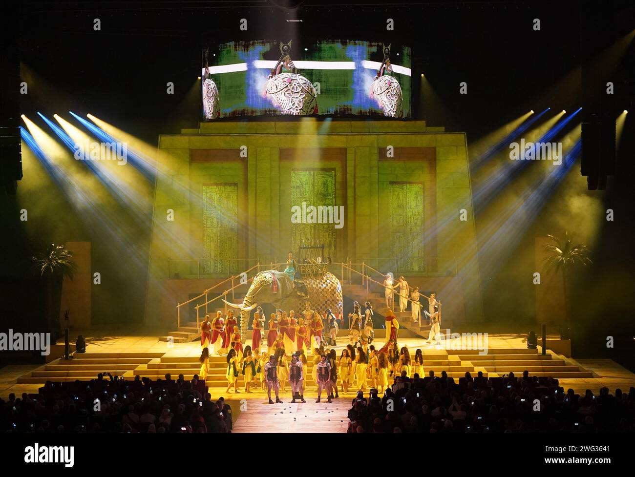 Hamburg, Deutschland. Februar 2024. Die Sänger, Tänzer und das Orchester treten auf der Bühne der Barclays Arena während der Uraufführung der neu inszenierten Arenaoper „Aida“ von Giuseppe Verdi auf. Das Ensemble umfasst insgesamt mehr als 250 Teilnehmer. Quelle: Marcus Brandt/dpa/Alamy Live News Stockfoto