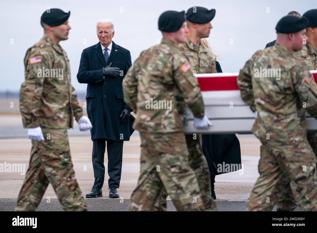Dover, USA. Februar 2024. US-Präsident Joe Biden beobachtet, wie das Carry-Team der US-Armee ein mit Flaggen versehenes Verteilergetriebe mit den Überresten von Army Sgt. Breonna Moffett während eines würdevollen Transfers auf der Dover Air Force Base, Del., am Freitag, 2. Februar 2024 bewegt. William Rivers, Breonna Moffett und Kennedy Sanders wurden getötet und 40 weitere Militärangehörige wurden bei einem Drohnenangriff in Jordanien verletzt. (Foto: Nathan Howard/SIPA USA) Credit: SIPA USA/Alamy Live News Stockfoto