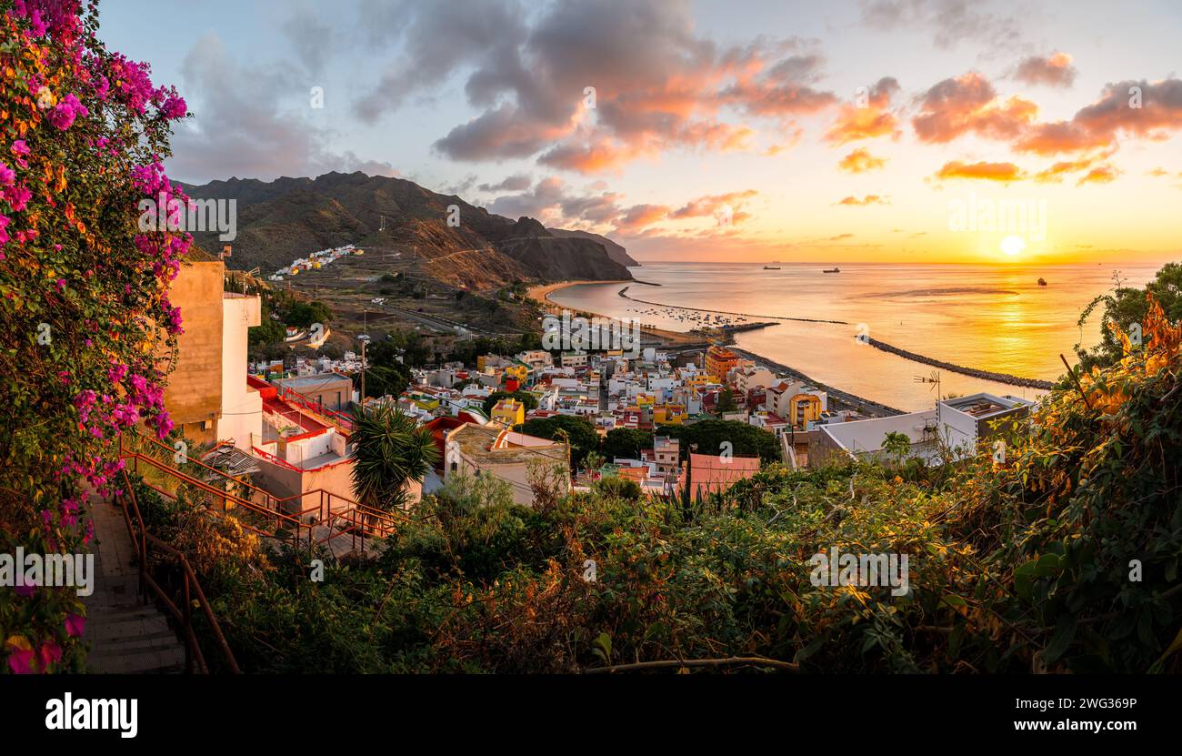 Erkunden Sie den ruhigen Strand Las Teresitas mit seinem goldenen Sahara-Sand, eingebettet in die üppigen Anaga-Berge von Teneriffa, und das bezaubernde Dorf San Andres. Stockfoto