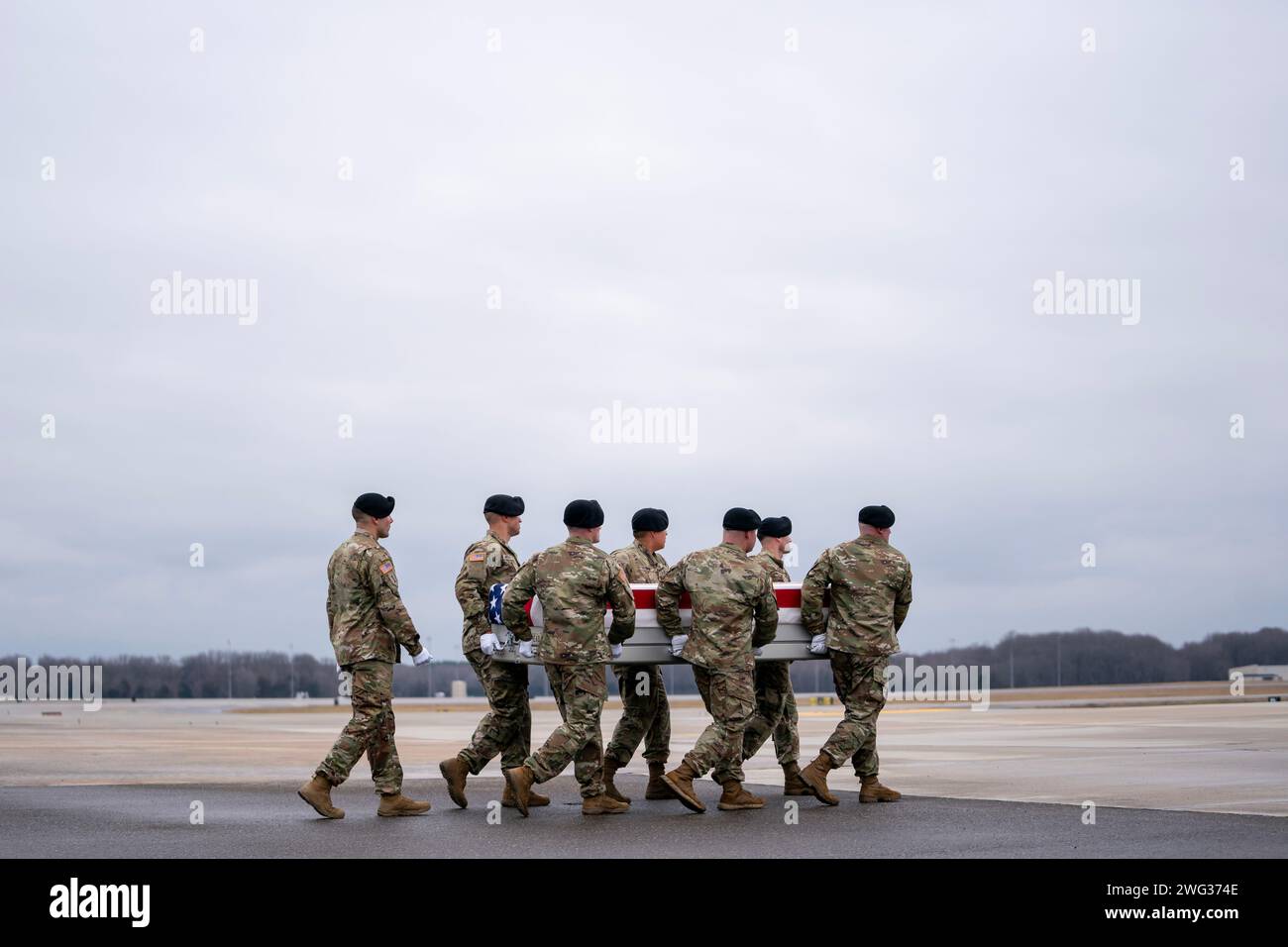 Dover, USA. Februar 2024. Ein Carry-Team der US-Armee verschiebt ein mit Flaggen versehenes Verteilergetriebe mit den Überresten von Army Sgt. Kennedy Sanders während eines würdevollen Transfers auf der Dover Air Force Base, Del., Freitag, 2. Februar 2024. William Rivers, Breonna Moffett und Kennedy Sanders wurden getötet und 40 weitere Militärangehörige wurden bei einem Drohnenangriff in Jordanien verletzt. (Foto: Nathan Howard/SIPA USA) Credit: SIPA USA/Alamy Live News Stockfoto