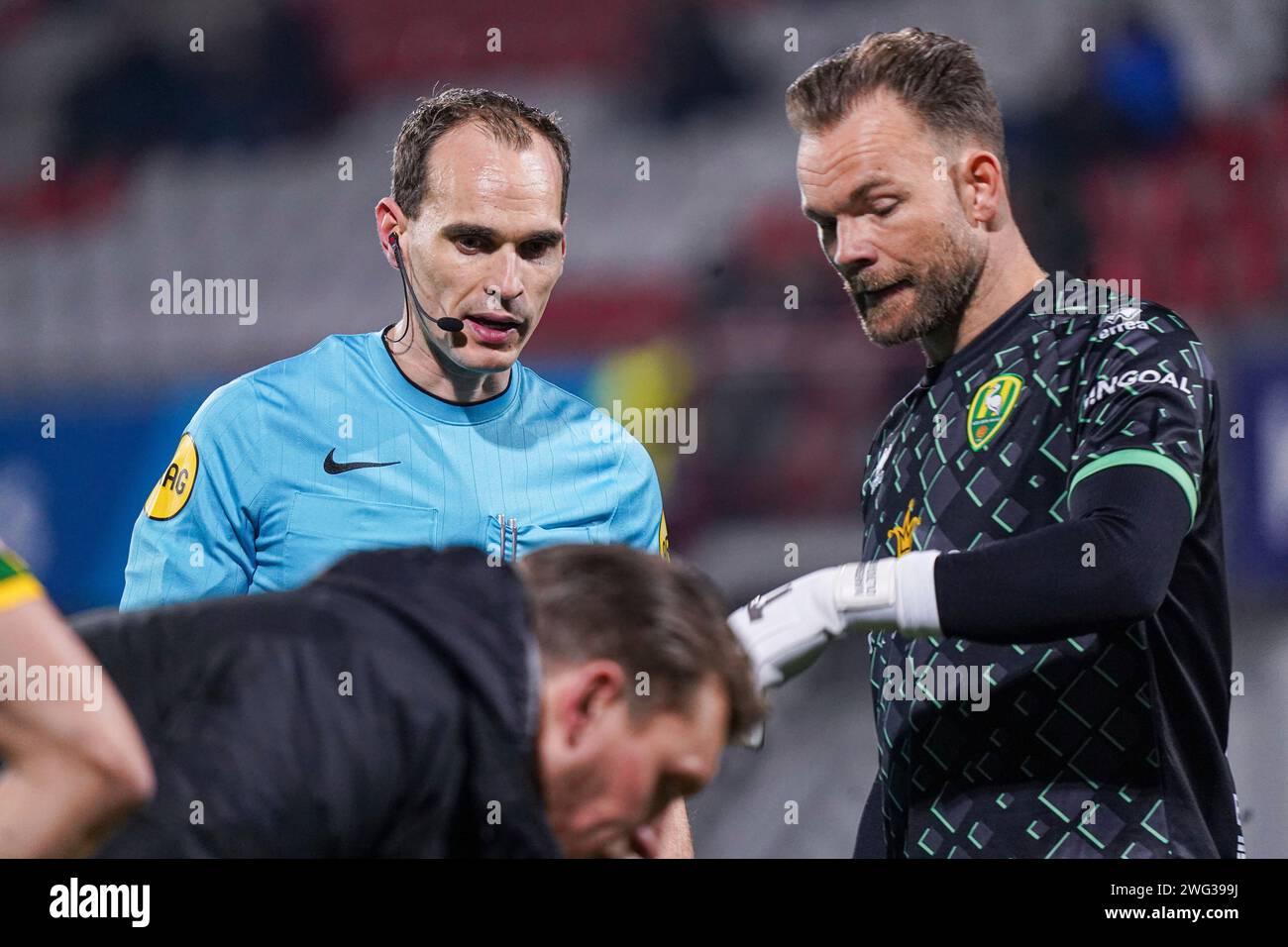 Oss, Niederlande. Februar 2024. OSS, NIEDERLANDE - 2. FEBRUAR: Schiedsrichter Wouter Wiersma spricht mit Torhüter Nick Marsman von ADO den Haag während des niederländischen Keuken Kampioen Divisie Spiels zwischen TOP Oss und ADO den Haag am 2. Februar 2024 im Frans Heesen Stadion in Oss, Niederlande. (Foto von Gabriel Calvino Alonso/Orange Pictures) Credit: dpa/Alamy Live News Stockfoto