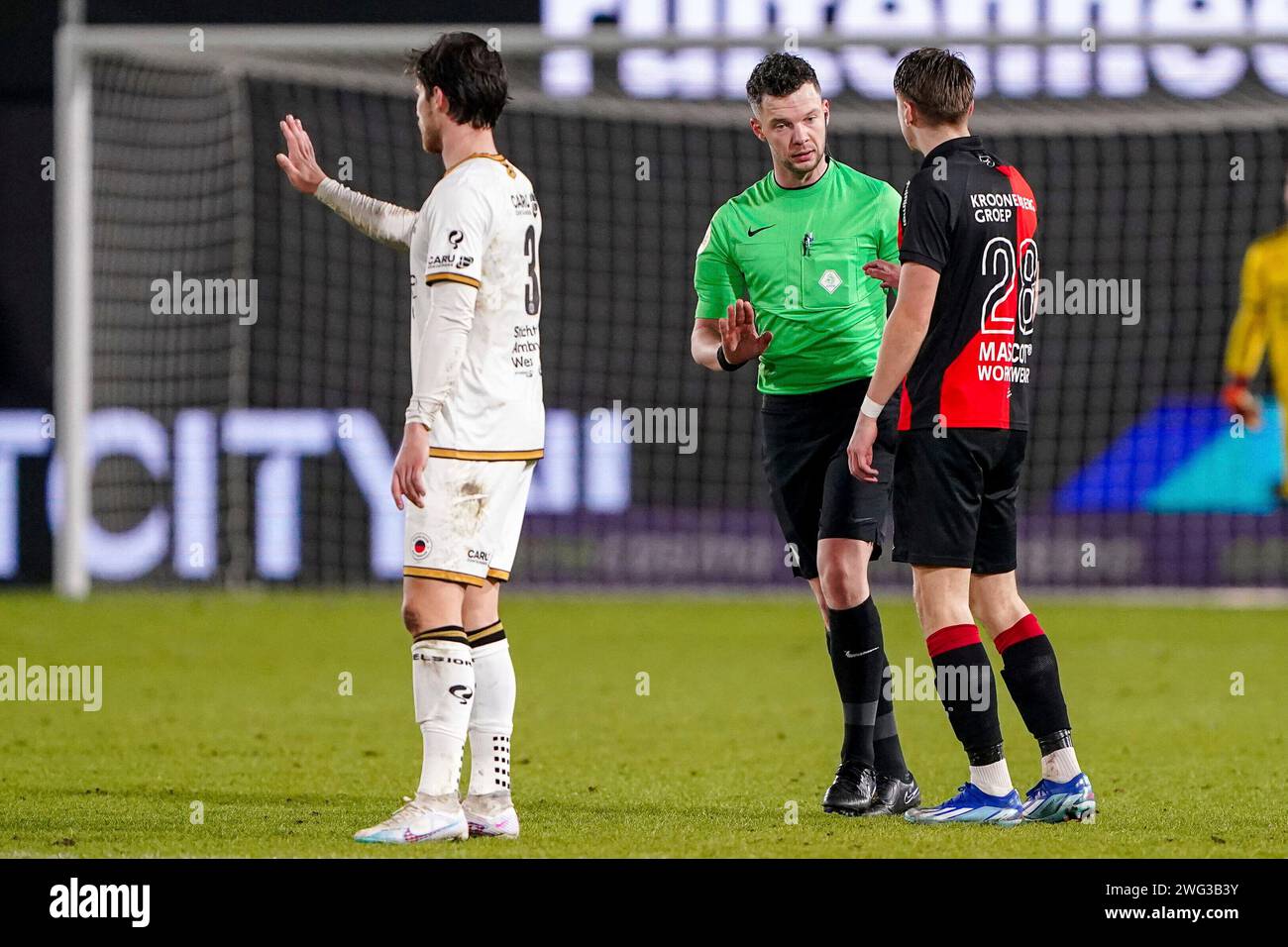 Almere, Niederlande. Februar 2024. ALMERE, NIEDERLANDE - 2. FEBRUAR: Schiedsrichter Robin Hensgens spricht mit Stije Resink vom Almere City FC während des niederländischen Eredivisie-Spiels zwischen Almere City FC und Excelsior Rotterdam im Yanmar Stadion am 2. Februar 2024 in Almere, Niederlande. (Foto von Andre Weening/Orange Pictures) Credit: dpa/Alamy Live News Stockfoto