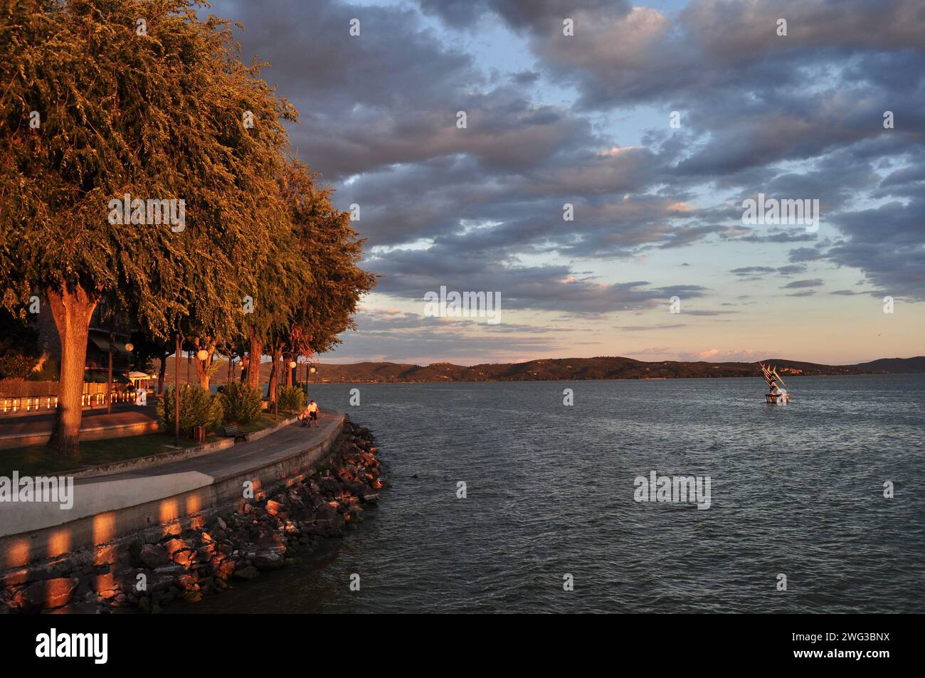 Trasimeno See Blue Hour in Umbrien Italien Stockfoto