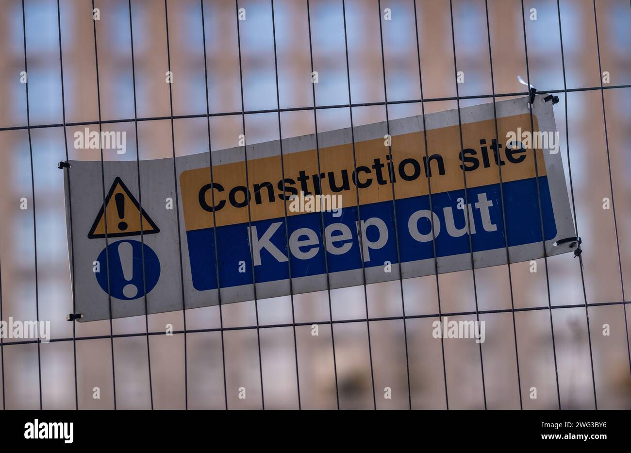 Ein Sperrschild an Einem Zaun auf Einer Baustelle Stockfoto