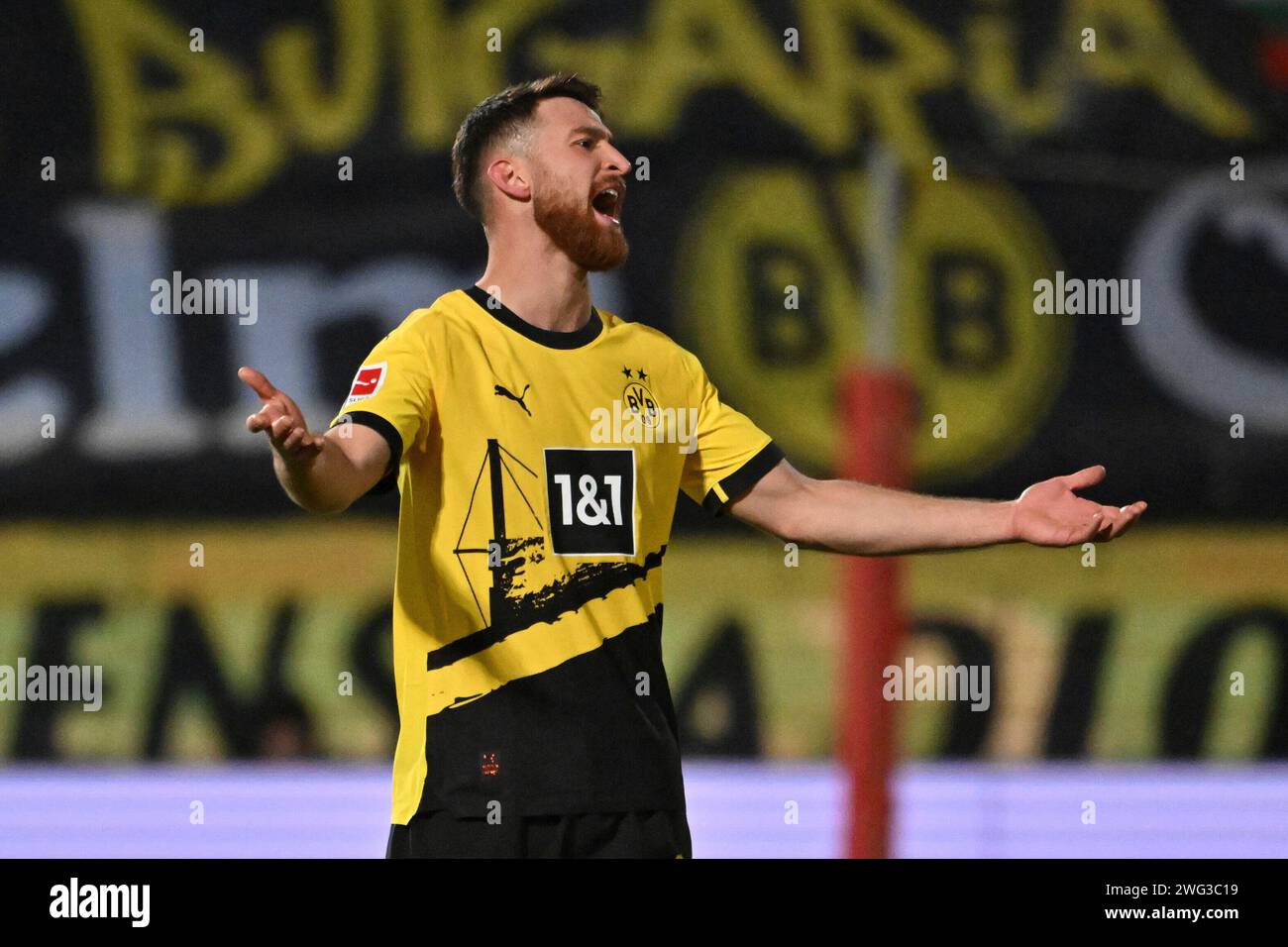 Heidenheim, Deutschland. Februar 2024. Fußball: 1. Bundesliga, 20. Spieltag: 1. FC Heidenheim - Borussia Dortmund am 02.02.24 in der Voith-Arena. Dortmunds Salih Özcan beschwert sich. WICHTIGER HINWEIS: Gemäß den Vorgaben der DFL Deutsche Fußball Liga bzw. Des DFB Deutscher Fußball-Bund ist es untersagt, in dem Stadion und/oder vom Spiel angefertigte Fotoaufnahmen in Form von Sequenzbildern und/oder videoähnlichen Fotostrecken zu verwerten bzw. Verwerten zu lassen. Quelle: dpa/Alamy Live News Stockfoto