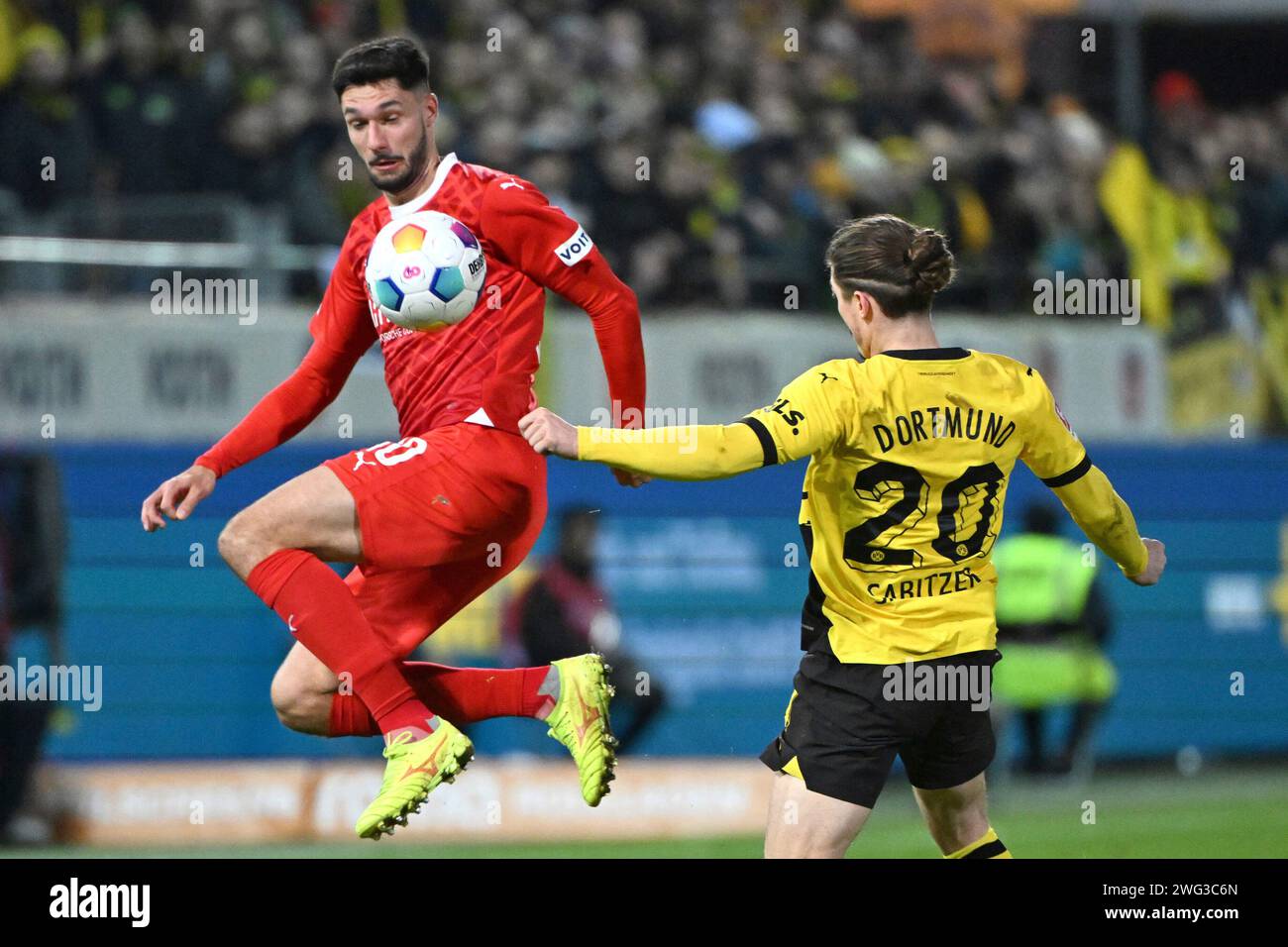 Fußball: 1. Bundesliga, 20. Spieltag: 1. FC Heidenheim - Borussia Dortmund am 02.02.24 in der Voith-Arena. Heidenheims Tim Kleindienst (l.) und Dortmunds Marcel Sabitzer kämpft um den Ball. WICHTIGER HINWEIS: Gemäß den Vorgaben der DFL Deutsche Fußball Liga bzw. Des DFB Deutscher Fußball-Bund ist es untersagt, in dem Stadion und/oder vom Spiel angefertigte Fotoaufnahmen in Form von Sequenzbildern und/oder videoähnlichen Fotostrecken zu verwerten bzw. Verwerten zu lassen. Stockfoto