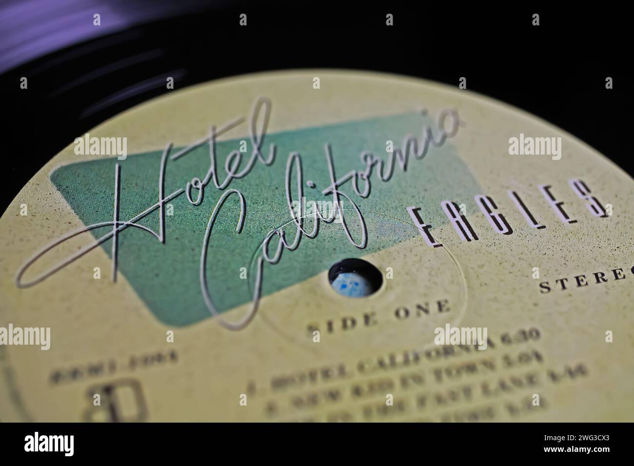 Viersen, Deutschland - 9. Januar. 2024: Closeup der Eagles Band Vinyl-Album-Label des Jahres Cover Hotel California aus dem Jahr 1978 Stockfoto