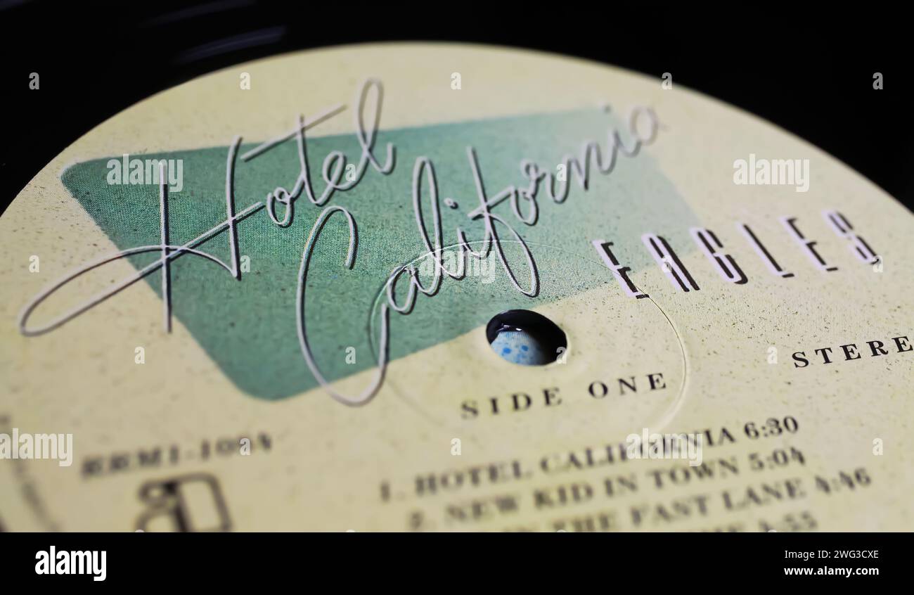 Viersen, Deutschland - 9. Januar. 2024: Closeup der Eagles Band Vinyl-Album-Label des Jahres Cover Hotel California aus dem Jahr 1978 Stockfoto