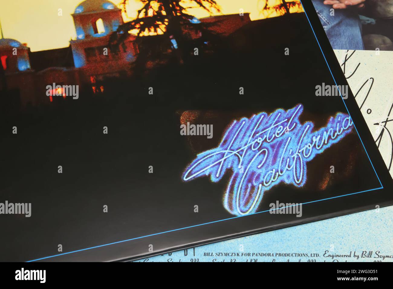 Viersen, Deutschland - 9. Januar. 2024: Closeup der Eagles Band Vinyl Album of the Year Cover Hotel California aus dem Jahr 1978 Stockfoto