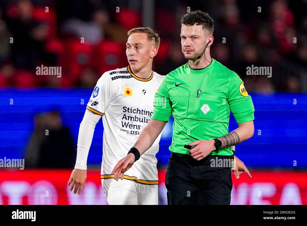 Almere, Niederlande. Februar 2024. ALMERE, NIEDERLANDE - 2. FEBRUAR: Julian Baas von Excelsior Rotterdam und Schiedsrichter Robin Hensgens schauen beim niederländischen Eredivisie-Spiel zwischen Almere City FC und Excelsior Rotterdam am 2. Februar 2024 im Yanmar Stadion in Almere, Niederlande, an. (Foto von Andre Weening/Orange Pictures) Credit: dpa/Alamy Live News Stockfoto