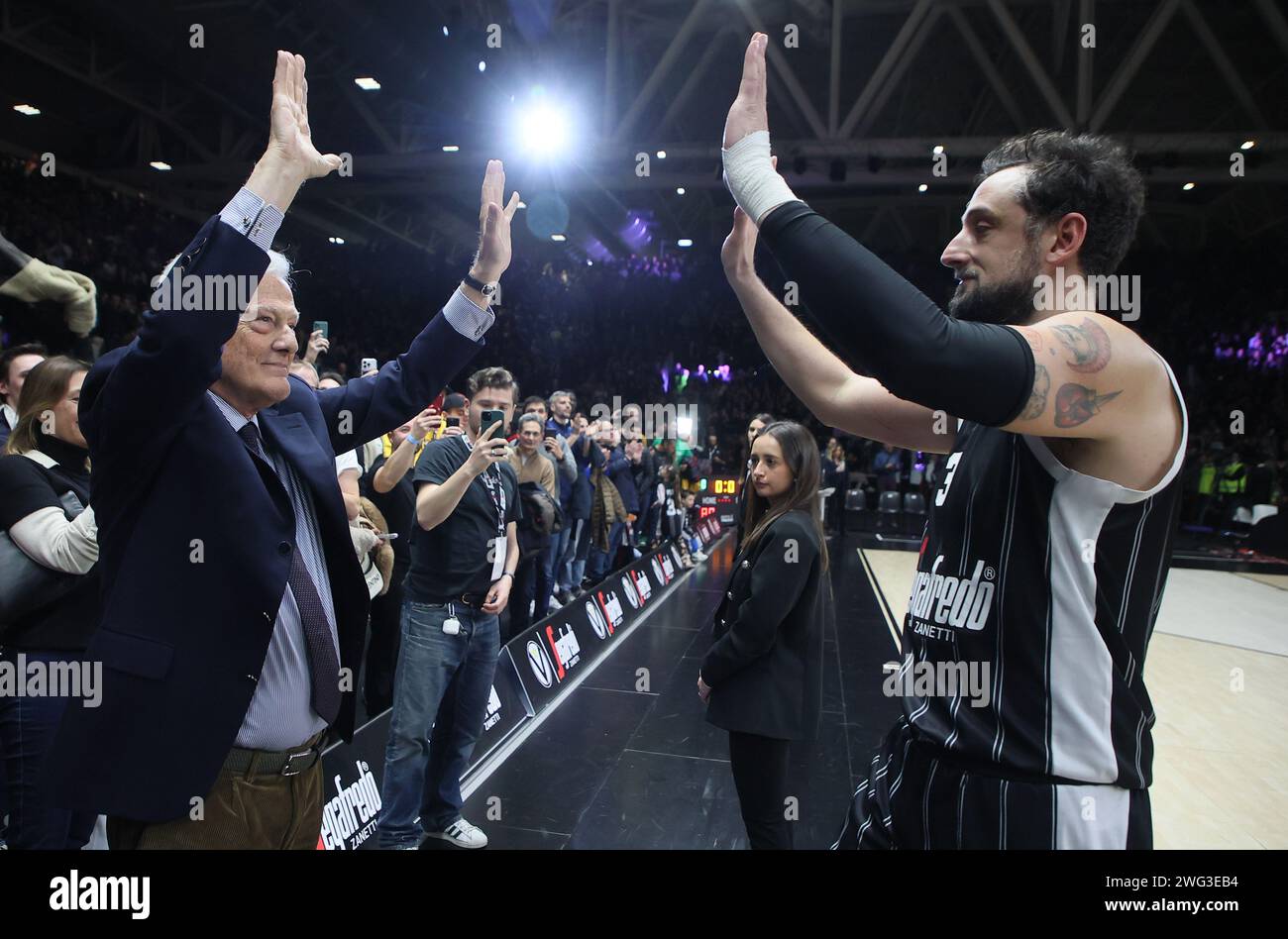 Bologna, Italien. Februar 2024. Marco Belinelli (Segafredo Virtus Bologna) (R) jubelt mit Massimo Zanetti (u. a. von Segafredo Virtus bologna) am Ende des Euroleague Basketball-Meisterschaftsspiels Segafredo Virtus Bologna gegen Partizan Mozzart Bet Belgrad. Bologna, 02. Februar 2024 in der Segafredo Arena Credit: Independent Photo Agency/Alamy Live News Stockfoto