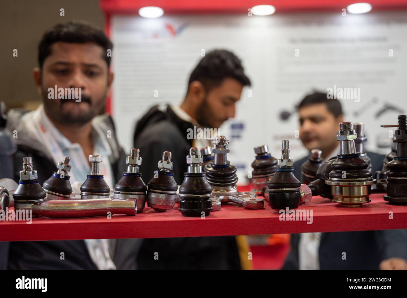 Neu-Delhi, Indien. Februar 2024. Der Besucher betrachtet die Autokomponenten, die während der 5. Ausgabe der ACMA Automechanika New Delhi auf der Bharat Mobility Global Expo 2024 vorgestellt werden. Die von ACMA, der Automotive Component Manufacturers Association, organisierte Ausstellung repräsentiert Hersteller aus der indischen Automobilindustrie mit 500 Ausstellern aus Indien und 12 weiteren Ländern, die an der ausstellung teilnehmen. (Foto: Pradeep Gaur/SOPA Images/SIPA USA) Credit: SIPA USA/Alamy Live News Stockfoto