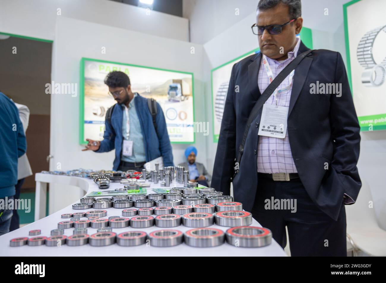 Neu-Delhi, Indien. Februar 2024. Der Besucher betrachtet das Kugellager der Autokomponenten, die während der 5. Ausgabe der ACMA Automechanika New Delhi auf der Bharat Mobility Global Expo 2024 vorgestellt werden. Die von ACMA, der Automotive Component Manufacturers Association, organisierte Ausstellung repräsentiert Hersteller aus der indischen Automobilindustrie mit 500 Ausstellern aus Indien und 12 weiteren Ländern, die an der ausstellung teilnehmen. (Foto: Pradeep Gaur/SOPA Images/SIPA USA) Credit: SIPA USA/Alamy Live News Stockfoto