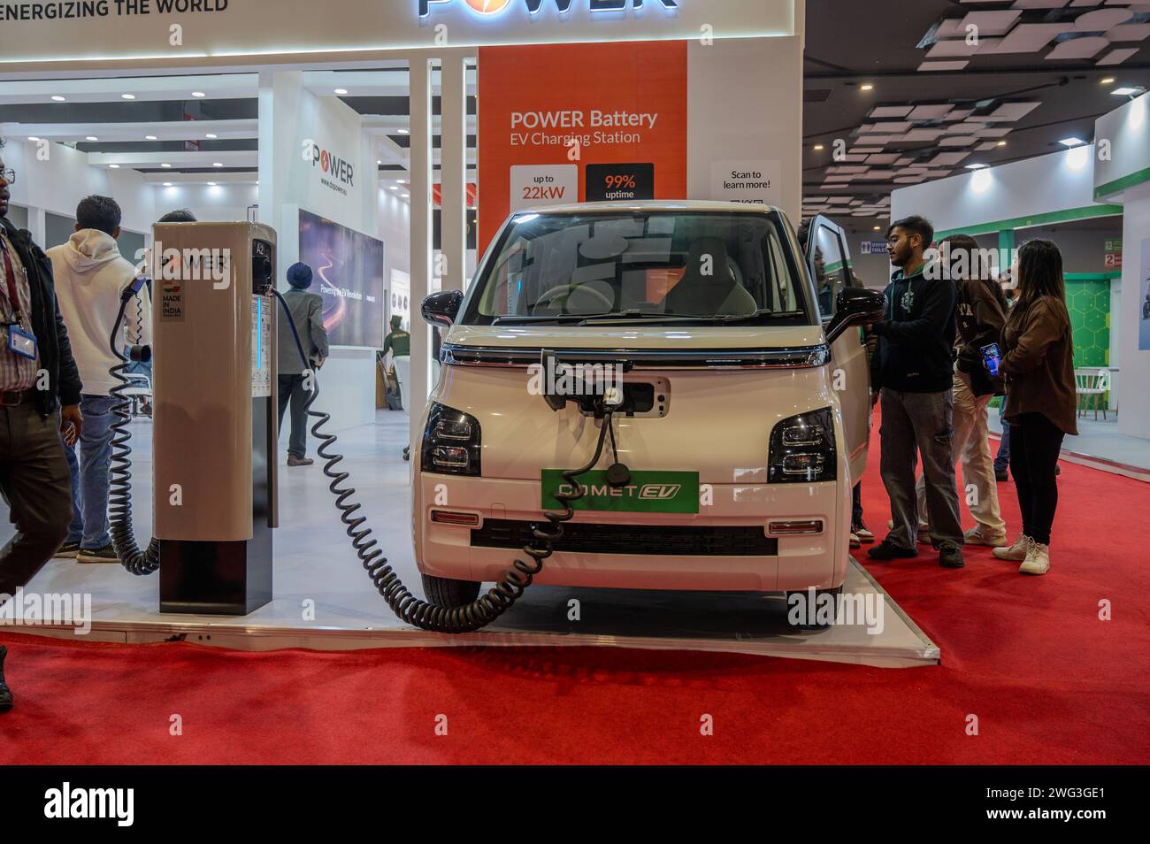 Neu-Delhi, Indien. Februar 2024. Ein Hersteller von Ladestationen für Elektrofahrzeuge, der seine Produkte während der 5. Ausgabe der ACMA Automechanika New Delhi auf der Bharat Mobility Global Expo 2024 präsentiert. Die von ACMA, der Automotive Component Manufacturers Association, organisierte Ausstellung repräsentiert Hersteller aus der indischen Automobilindustrie mit 500 Ausstellern aus Indien und 12 weiteren Ländern, die an der ausstellung teilnehmen. (Foto: Pradeep Gaur/SOPA Images/SIPA USA) Credit: SIPA USA/Alamy Live News Stockfoto