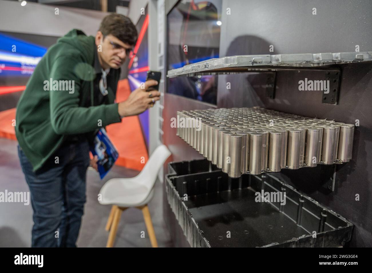 Neu-Delhi, Indien. Februar 2024. Ather (ather Energy ist ein indischer Hersteller von Elektro-Zweirädern) präsentiert auf der Bharat Mobility Global Expo 2024 seine Batterietechnologie, die sie in ihrem Elektroroller verwenden. Die von ACMA, der Automotive Component Manufacturers Association, organisierte Ausstellung repräsentiert Hersteller aus der indischen Automobilindustrie mit 500 Ausstellern aus Indien und 12 weiteren Ländern, die an der ausstellung teilnehmen. (Foto: Pradeep Gaur/SOPA Images/SIPA USA) Credit: SIPA USA/Alamy Live News Stockfoto