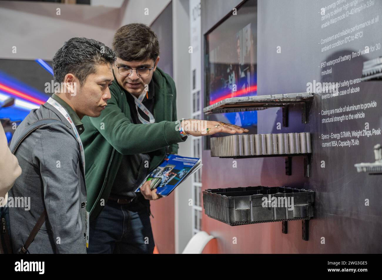 Neu-Delhi, Indien. Februar 2024. Ather (ather Energy ist ein indischer Hersteller von Elektro-Zweirädern) präsentiert auf der Bharat Mobility Global Expo 2024 seine Batterietechnologie, die sie in ihrem Elektroroller verwenden. Die von ACMA, der Automotive Component Manufacturers Association, organisierte Ausstellung repräsentiert Hersteller aus der indischen Automobilindustrie mit 500 Ausstellern aus Indien und 12 weiteren Ländern, die an der ausstellung teilnehmen. (Foto: Pradeep Gaur/SOPA Images/SIPA USA) Credit: SIPA USA/Alamy Live News Stockfoto