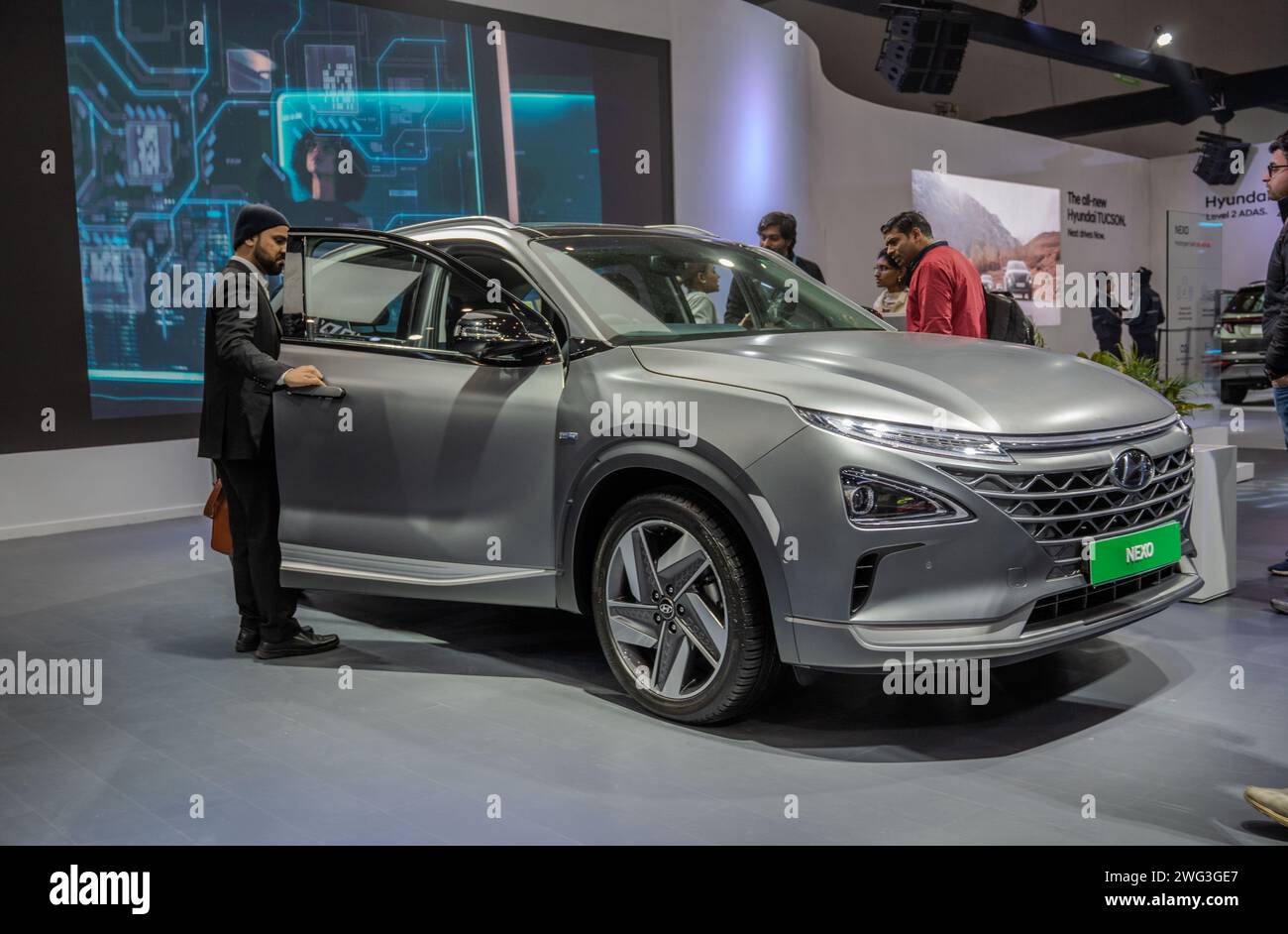 Neu-Delhi, Indien. Februar 2024. Hyundai NEXO, das erste dedizierte Elektroauto mit Brennstoffzellen, wird während der 5. Ausgabe der ACMA Automechanika New Delhi auf der Bharat Mobility Global Expo 2024 vorgestellt. Die von ACMA, der Automotive Component Manufacturers Association, organisierte Ausstellung repräsentiert Hersteller aus der indischen Automobilindustrie mit 500 Ausstellern aus Indien und 12 weiteren Ländern, die an der ausstellung teilnehmen. (Foto: Pradeep Gaur/SOPA Images/SIPA USA) Credit: SIPA USA/Alamy Live News Stockfoto