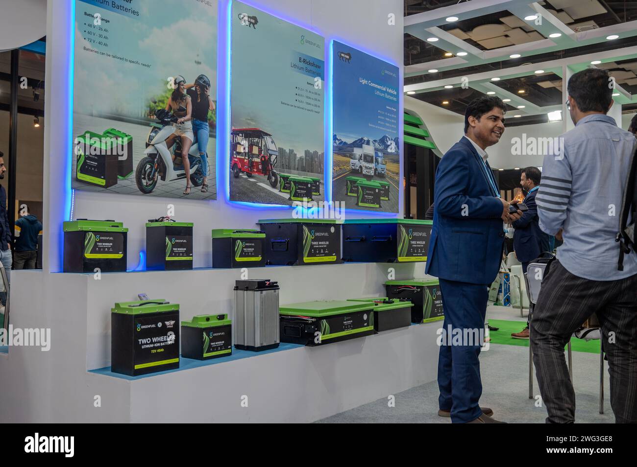 Neu-Delhi, Indien. Februar 2024. Der Hersteller von Lithium-Ionen-Akkus spricht mit seinem Käufer während der 5. Ausgabe der ACMA Automechanika New Delhi auf der Bharat Mobility Global Expo 2024. Die von ACMA, der Automotive Component Manufacturers Association, organisierte Ausstellung repräsentiert Hersteller aus der indischen Automobilindustrie mit 500 Ausstellern aus Indien und 12 weiteren Ländern, die an der ausstellung teilnehmen. (Foto: Pradeep Gaur/SOPA Images/SIPA USA) Credit: SIPA USA/Alamy Live News Stockfoto