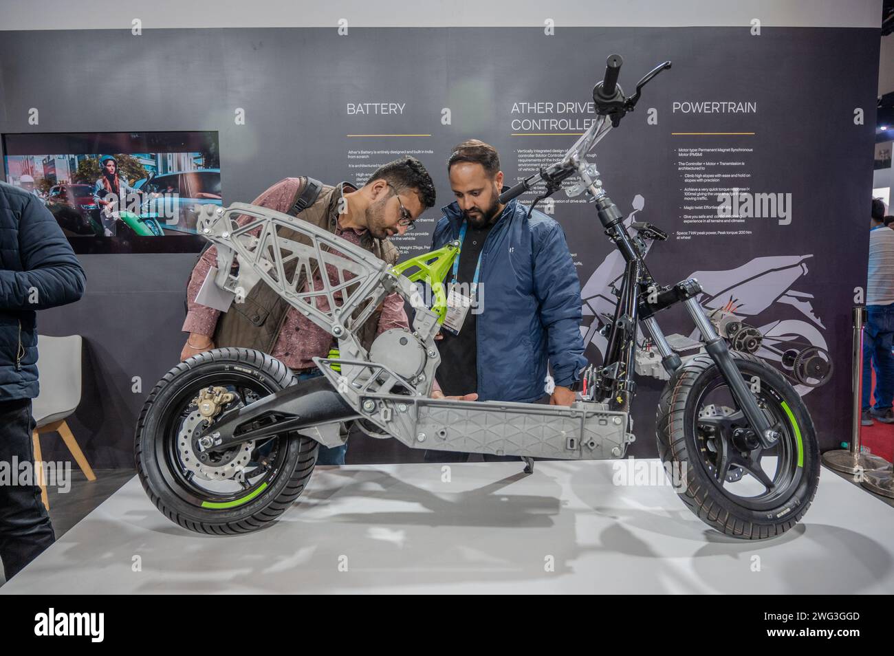 Neu-Delhi, Indien. Februar 2024. Besucher sehen sich das von ather (ather Energy ist ein indischer Hersteller von elektrischen Zweirädern) hergestellte Elektroroller-Fahrgestell an, das während der 5. Ausgabe der ACMA Automechanika New Delhi auf der Bharat Mobility Global Expo 2024 vorgestellt wurde. Die von ACMA, der Automotive Component Manufacturers Association, organisierte Ausstellung repräsentiert Hersteller aus der indischen Automobilindustrie mit 500 Ausstellern aus Indien und 12 weiteren Ländern, die an der ausstellung teilnehmen. (Foto: Pradeep Gaur/SOPA Images/SIPA USA) Credit: SIPA USA/Alamy Live News Stockfoto