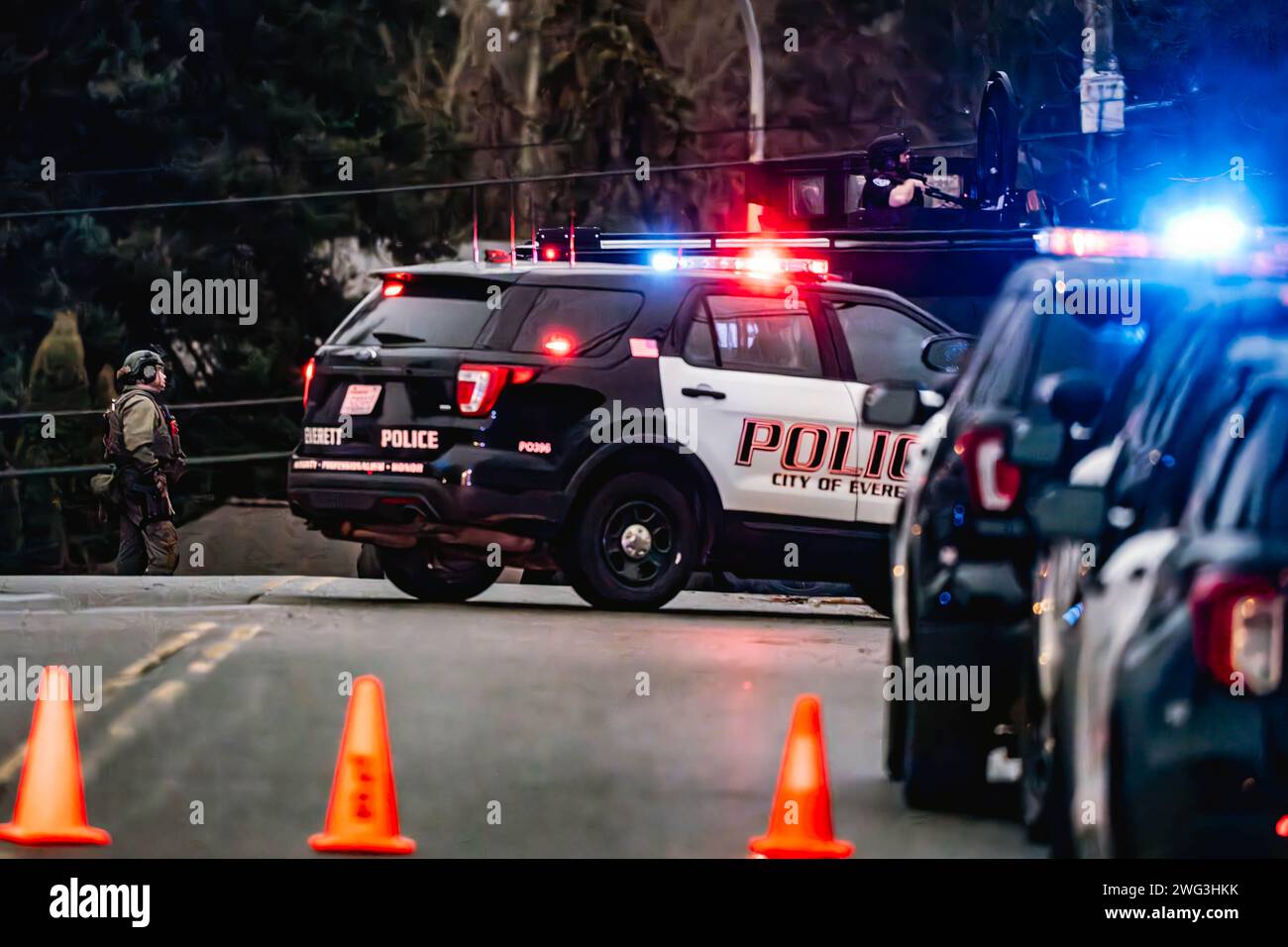 Everett, Usa. Januar 31, 2024. Das SWAT-Team wird an einem Ort in Everett stationiert, der sich im 11100er Block des Paine Field Way befindet. Ein Mann wurde am Mittwochabend nach einer intensiven 11-stündigen Unterbrechung mit dem Everett Police Department (EPD) festgenommen. Der Vorfall ereignete sich gegen 12:32 Uhr, nachdem die Behörden einen Bericht über eine illegale Entladung von Schusswaffen aus einem Wohnhaus im Block 11100 des Paine Field Way erhalten hatten. (Foto: Chin Hei Leung/SOPA Images/SIPA USA) Credit: SIPA USA/Alamy Live News Stockfoto