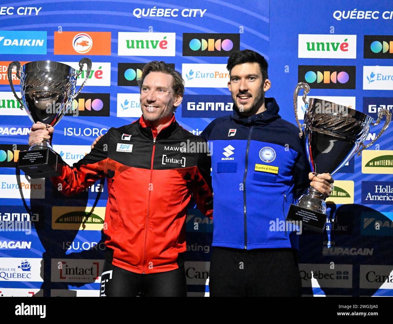 Quebec, Kanada. Februar 2024. Februar 2024, Quebec, Pq, Kanada: Davide Ghiotto, Right, of Italy, hebt die WM-Trophäe für die Saison in den šÃ„à 5000-Meter-Rennen der Männer bei der ISU Speed-Skating-Weltmeisterschaft in Québec am Freitag, 2. Februar 2024. Ted-Jan Bloemen aus Calgary hält die zweite Trophäe. (Foto: © Jacques Boissinot/The Canadian Press via Credit: Zuma Press/Alamy Live News Stockfoto