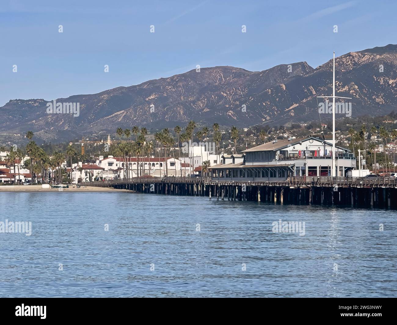 Santa Barbara, CA, USA - 27. Januar 2024: Das Harbor Restaurant am Stearns Whaf, das zur State Street führt, beginnt unter blauem Himmel und Bergketten in b Stockfoto