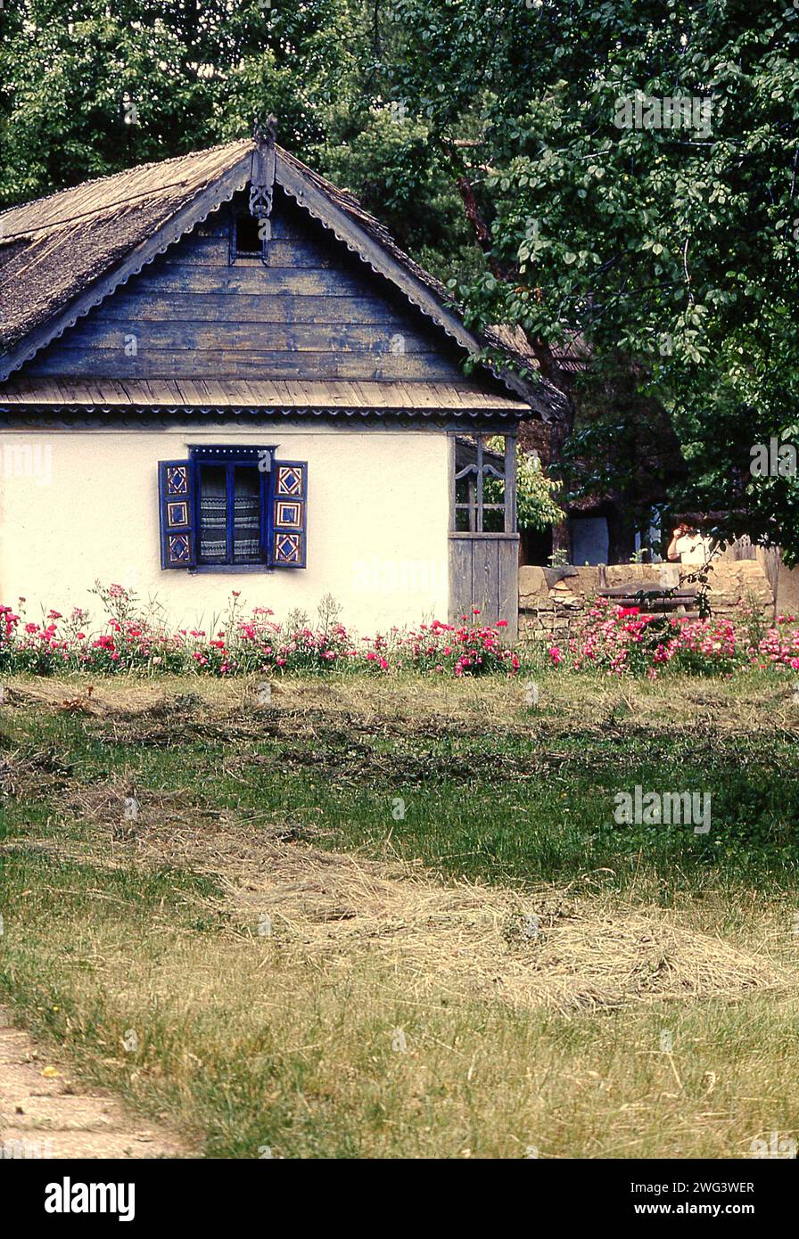 Das Dorfmuseum in Bukarest, Rumänien, ca. 1990. Haus aus dem 19. Jahrhundert aus Tulcea County mit Holzläden. Stockfoto