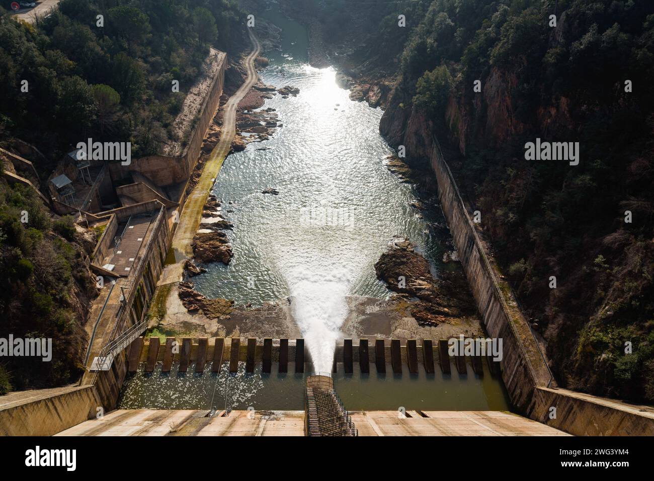 Der Wasserstrom, der aus dem Damm austritt, ist am Wasserreservoir Sau zu sehen. Die katalanischen Behörden haben am Donnerstag, den 1. Februar, den Ausnahmezustand ausgerufen, nachdem die Wasserreservoirs der Region unter 16 % der Gesamtkapazität gefallen waren. Es werden Maßnahmen zur Begrenzung des Wasserverbrauchs sowohl der öffentlichen Infrastrukturen als auch der privaten Unternehmen erlassen, die das Leben von mehr als 6 Millionen Menschen beeinträchtigen. Der Klimawandel sei eine der Hauptursachen für die Dürre in verschiedenen Regionen Spaniens und im Mittelmeerraum. Stockfoto