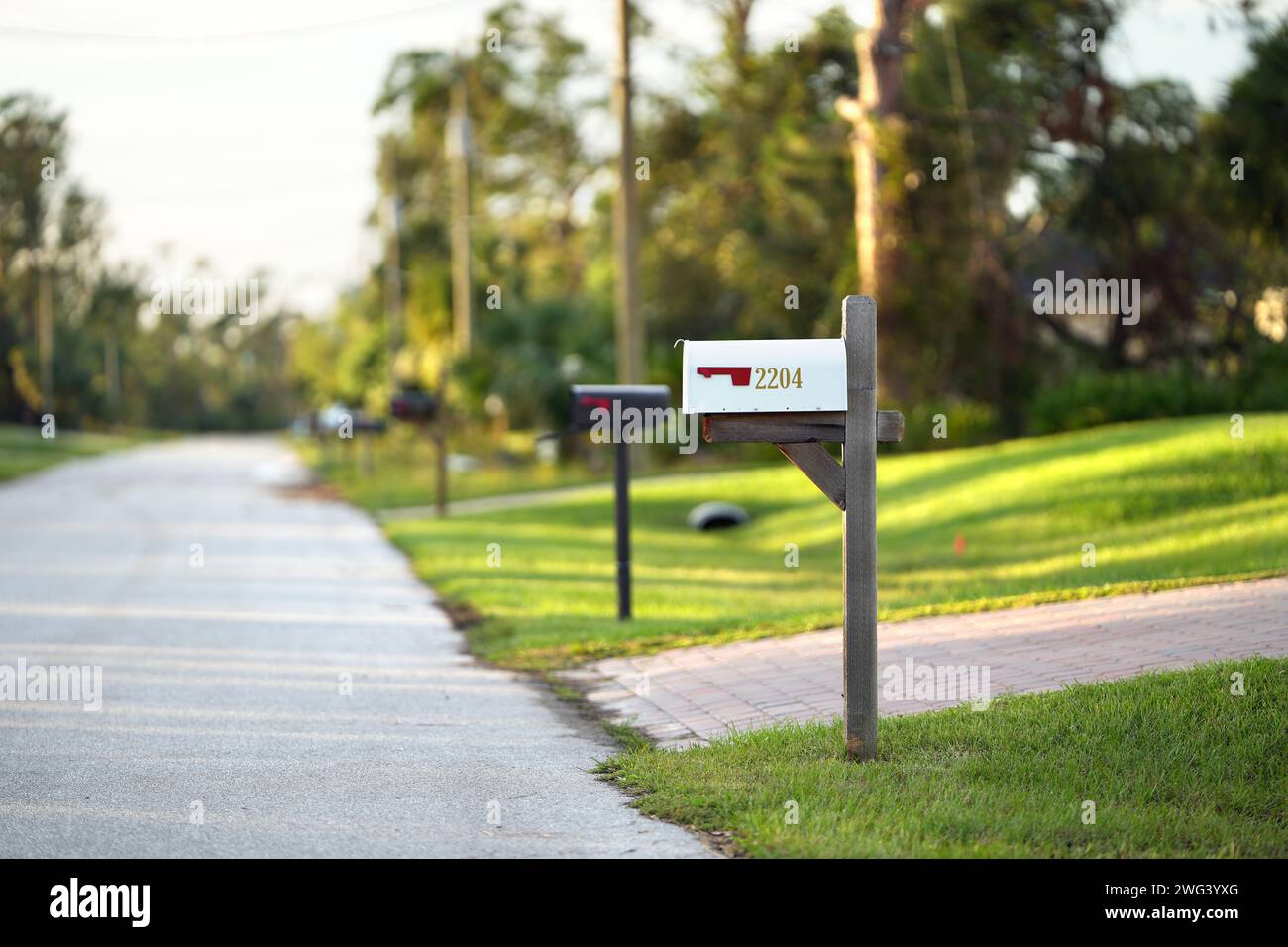 Typisch amerikanischer Briefkasten im Freien auf der Seite der Vorstadt-Straße Stockfoto