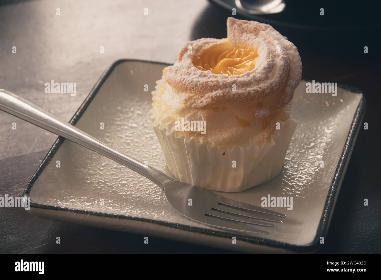 Nahaufnahme eines brazo de mercedes Cupcake, ein beliebtes authentisches philippinisches Dessert Stockfoto