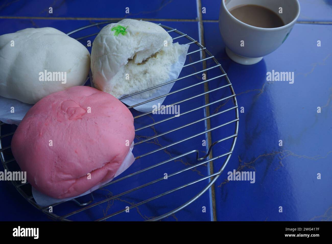 Ein Stück gedämpftes Brötchen am Morgen mit einer Tasse heißem Kaffee. Stockfoto