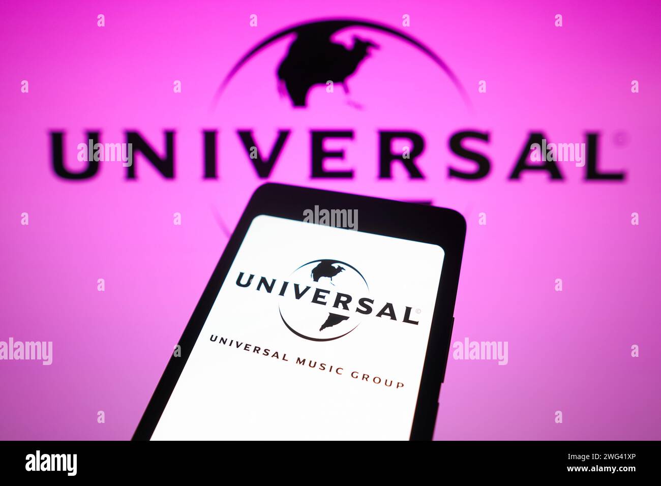 Brasilien. Februar 2024. In dieser Fotoabbildung wird das Universal Music Group-Logo auf einem Smartphone-Bildschirm und im Hintergrund angezeigt. Quelle: SOPA Images Limited/Alamy Live News Stockfoto