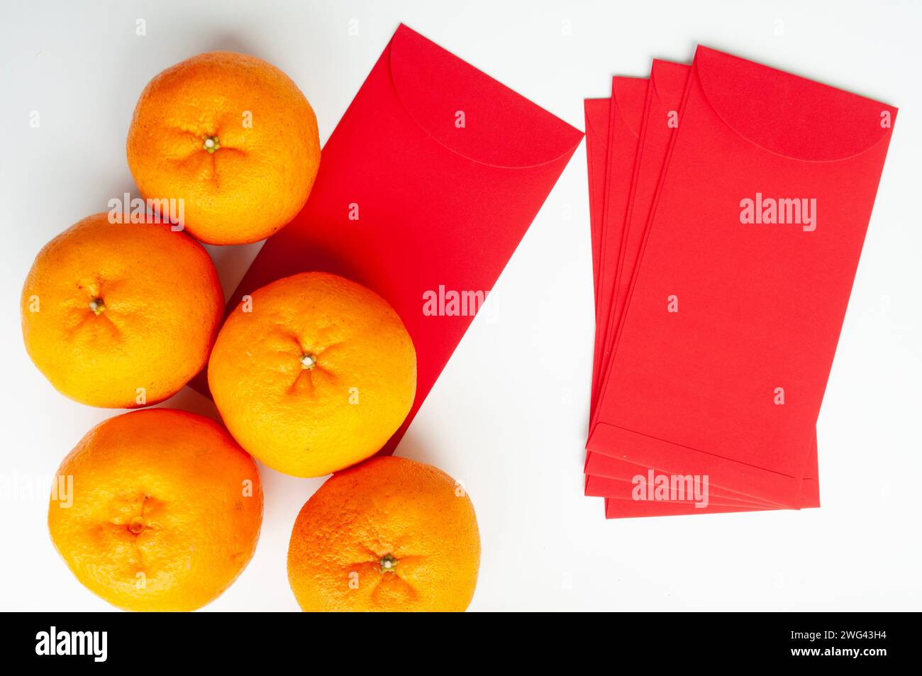 Blick von oben auf Mandarinorange und den roten Umschlag des chinesischen Neujahrsjahrs. Chinesisches Neujahrsfest. Stockfoto