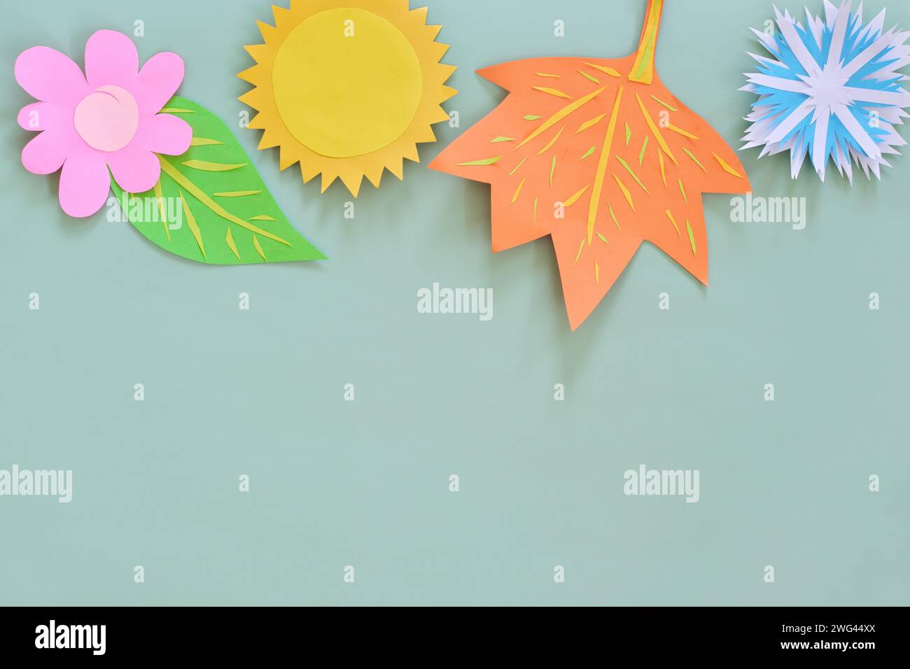 Four Seasons flache Kompositionssymbole auf grünem Hintergrund mit Kopierraum. Stockfoto