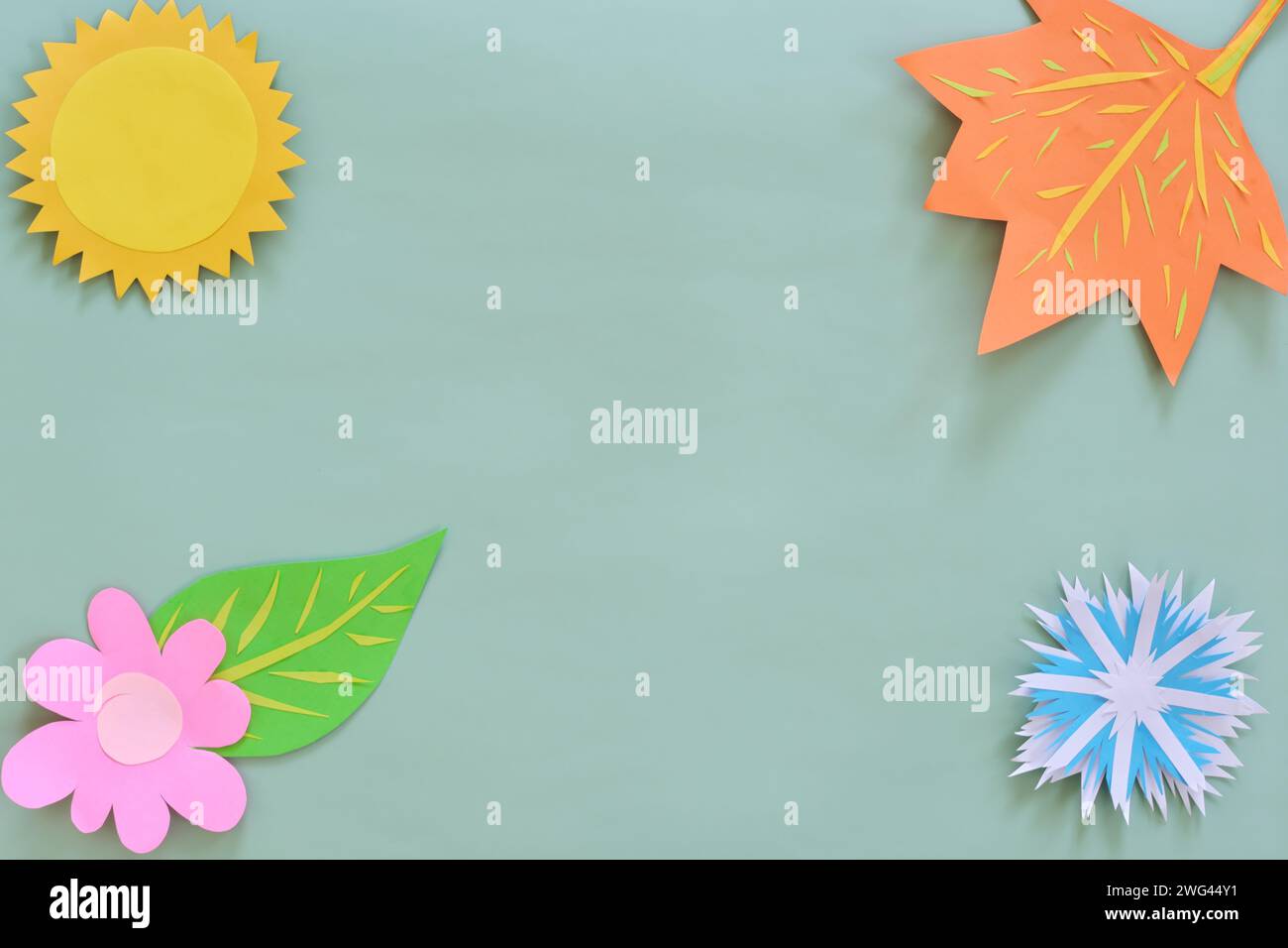 Four Seasons flache Kompositionssymbole auf grünem Hintergrund mit Kopierraum. Stockfoto