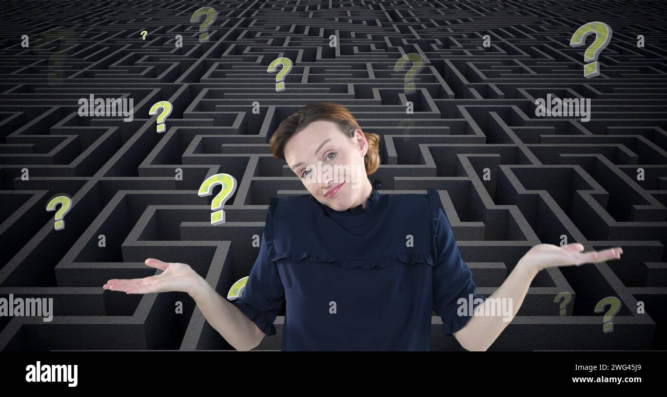 Bild einer unsicheren kaukasischen Frau und gelbe Fragezeichen, die sich über graues Labyrinth bewegen Stockfoto