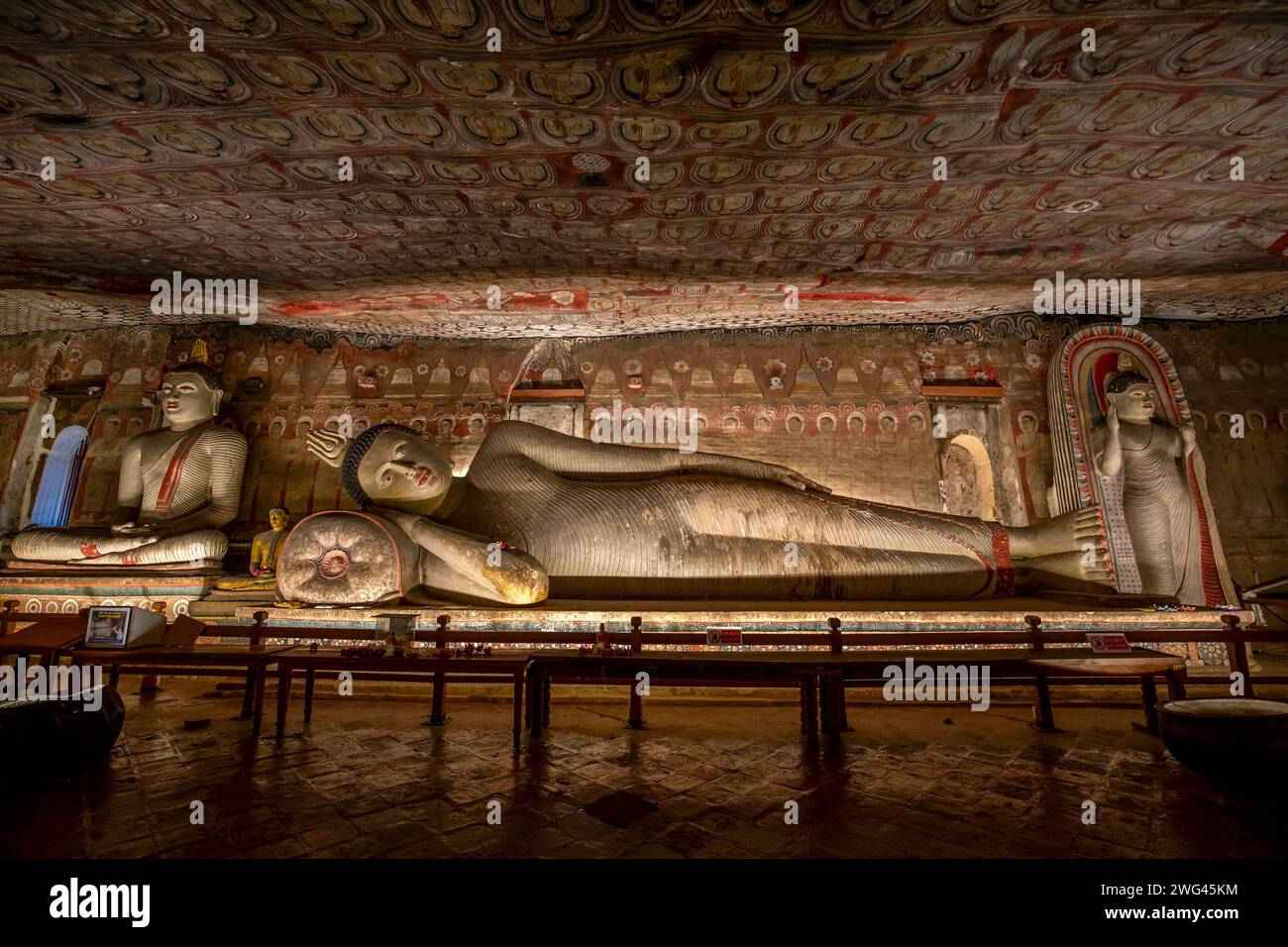 Eine riesige liegende Buddha-Statue in der zweiten Höhle (Maharaja Viharaya) in den Dambulla-Höhlentempeln in Sri Lanka. Stockfoto
