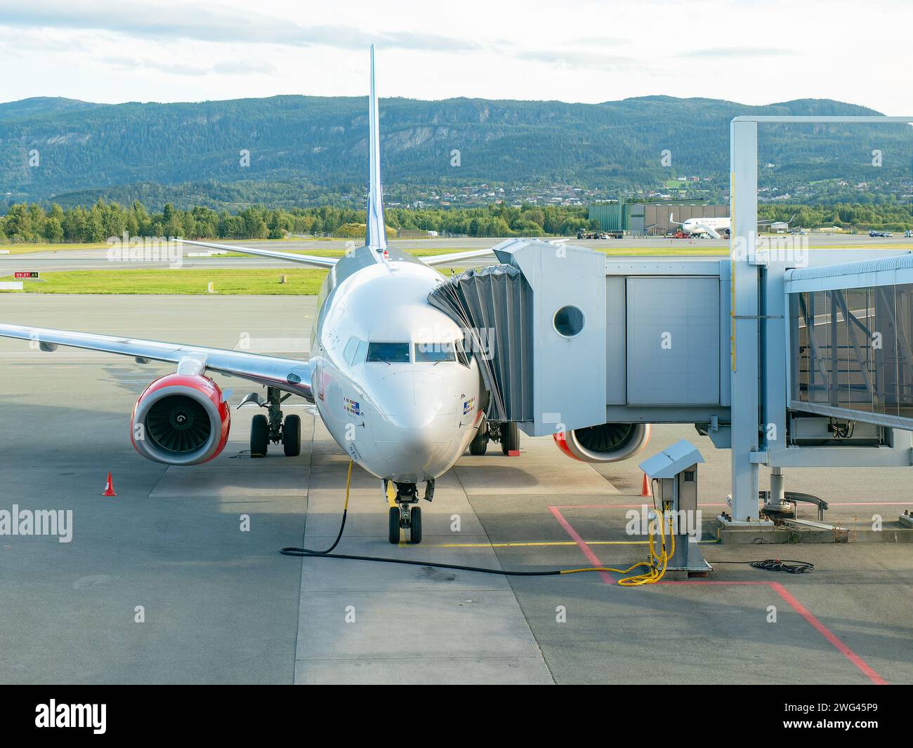 Trondheim, Norwegen - 19. August 2017: Passagierflugzeug Boeing 737 von Scandinavian Airlines auf einer Luftbrücke am Flughafen Trondheim Vaernes. Stockfoto