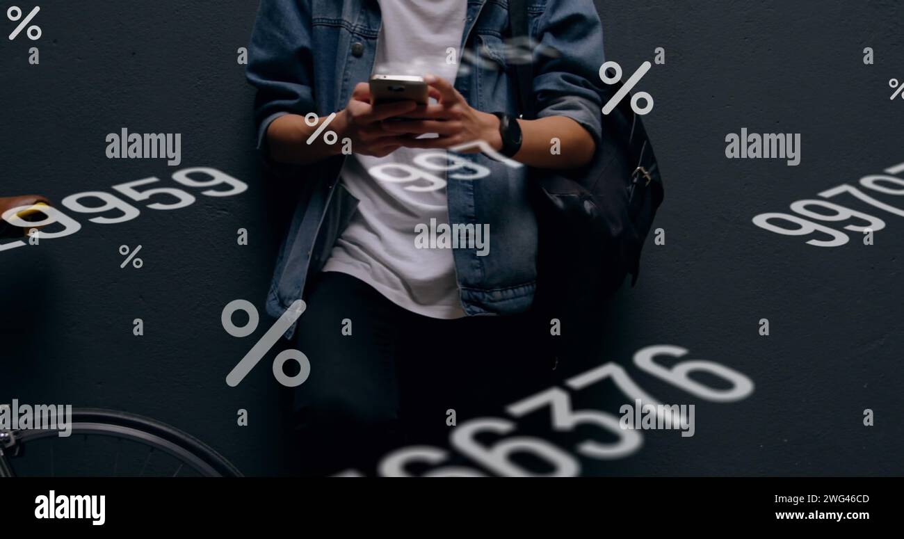 Mehrere sich ändernde Zahlen und Prozentsymbole, die mit dem Smartphone im mittleren Bereich des Mannes schweben Stockfoto