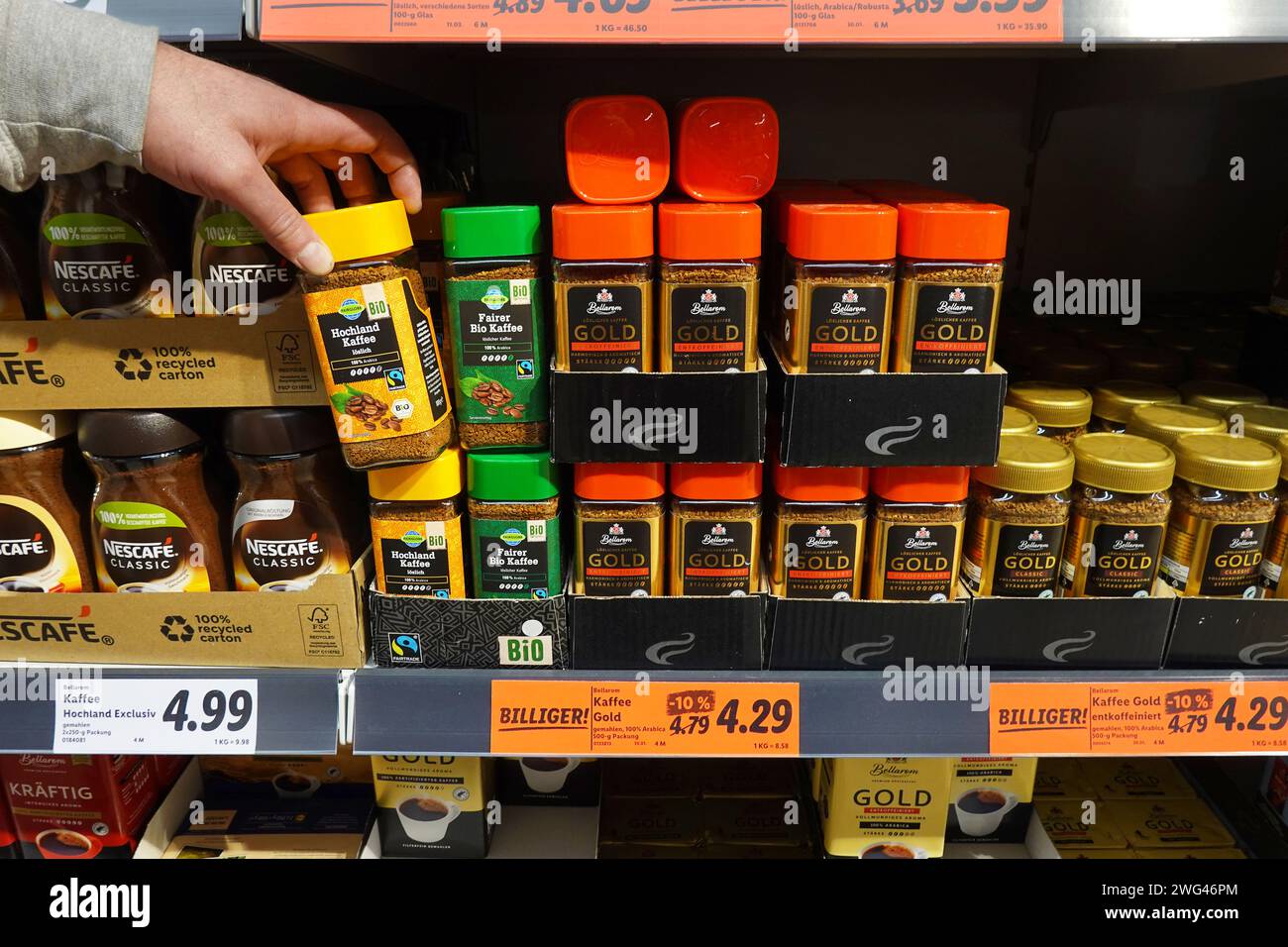 Bio-Label Instant Coffee in einem Geschäft Stockfoto