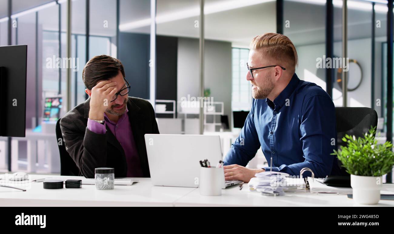 Geschäftsleute, Die Sich Gegenseitig Die Schuld Geben Und Streiten Stockfoto