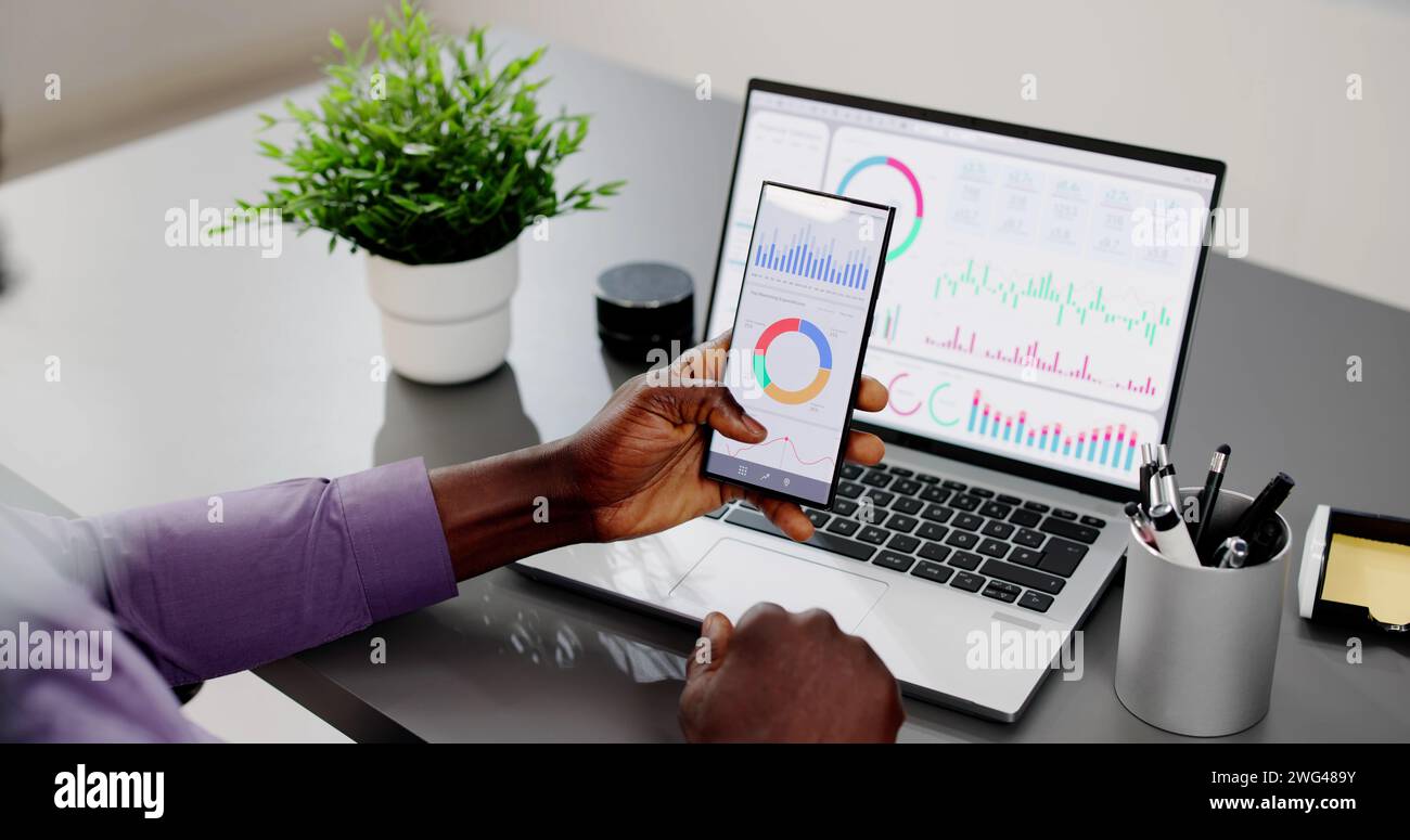 African American Data Analyst mit Data Analytics KPI Dashboard Stockfoto