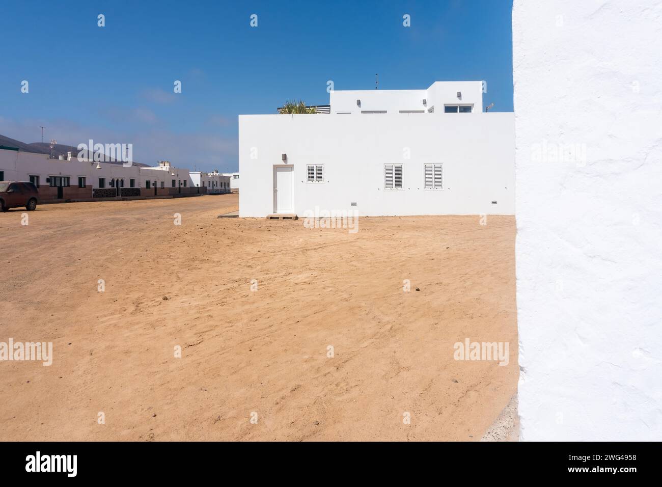 Caleta del Sebo, Spanien - 14. August 2018: Blick auf die Stadt Caleta del Sebo auf der Insel Graciosa an einem sonnigen Tag Stockfoto